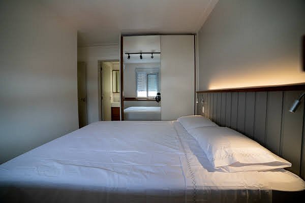 Um quarto de apartamento moderno com o estilo moderno de design de