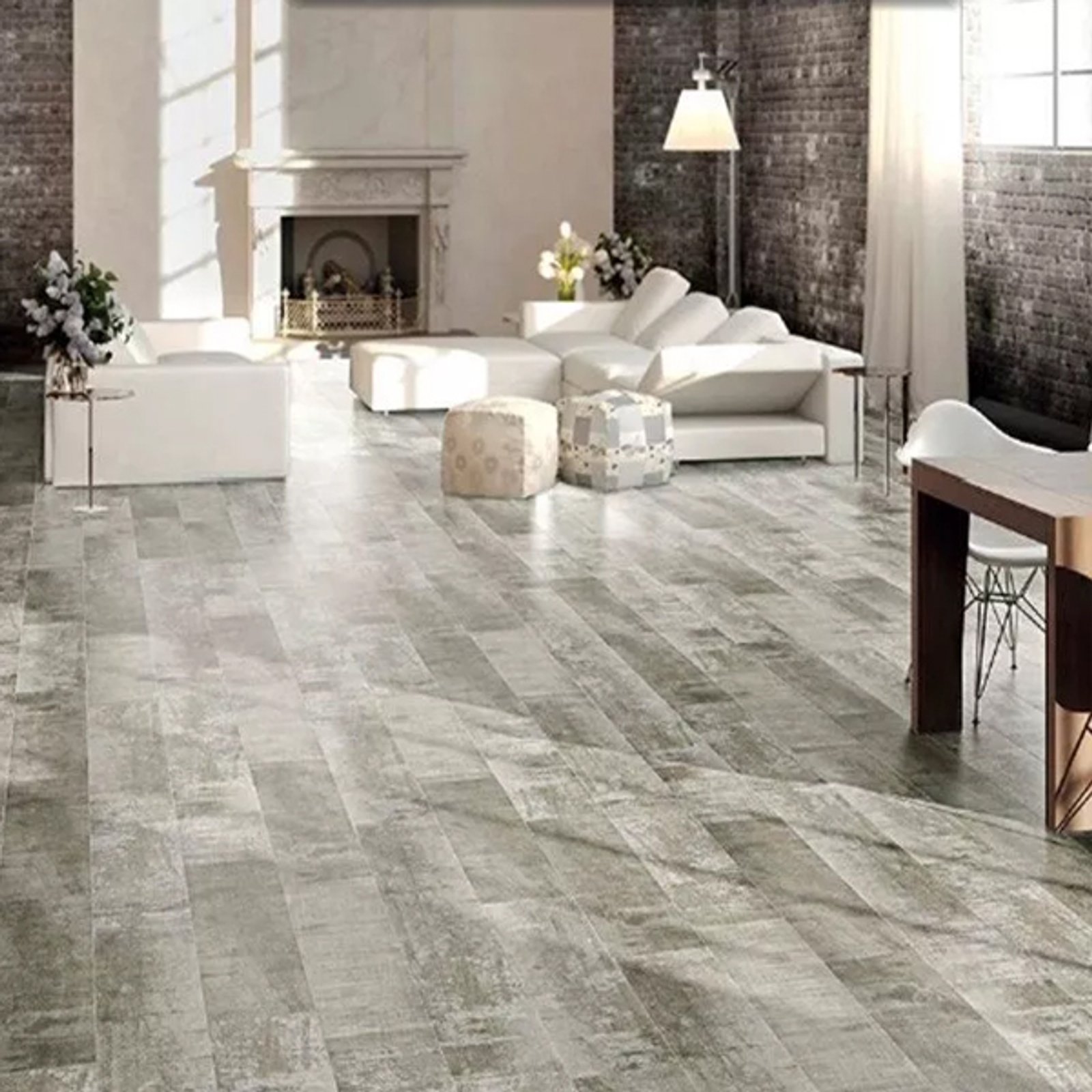 Sala de estar moderna con ladrillos expuestos y piso de madera gris — proyecto Porcelanatos, por The Flooring Company