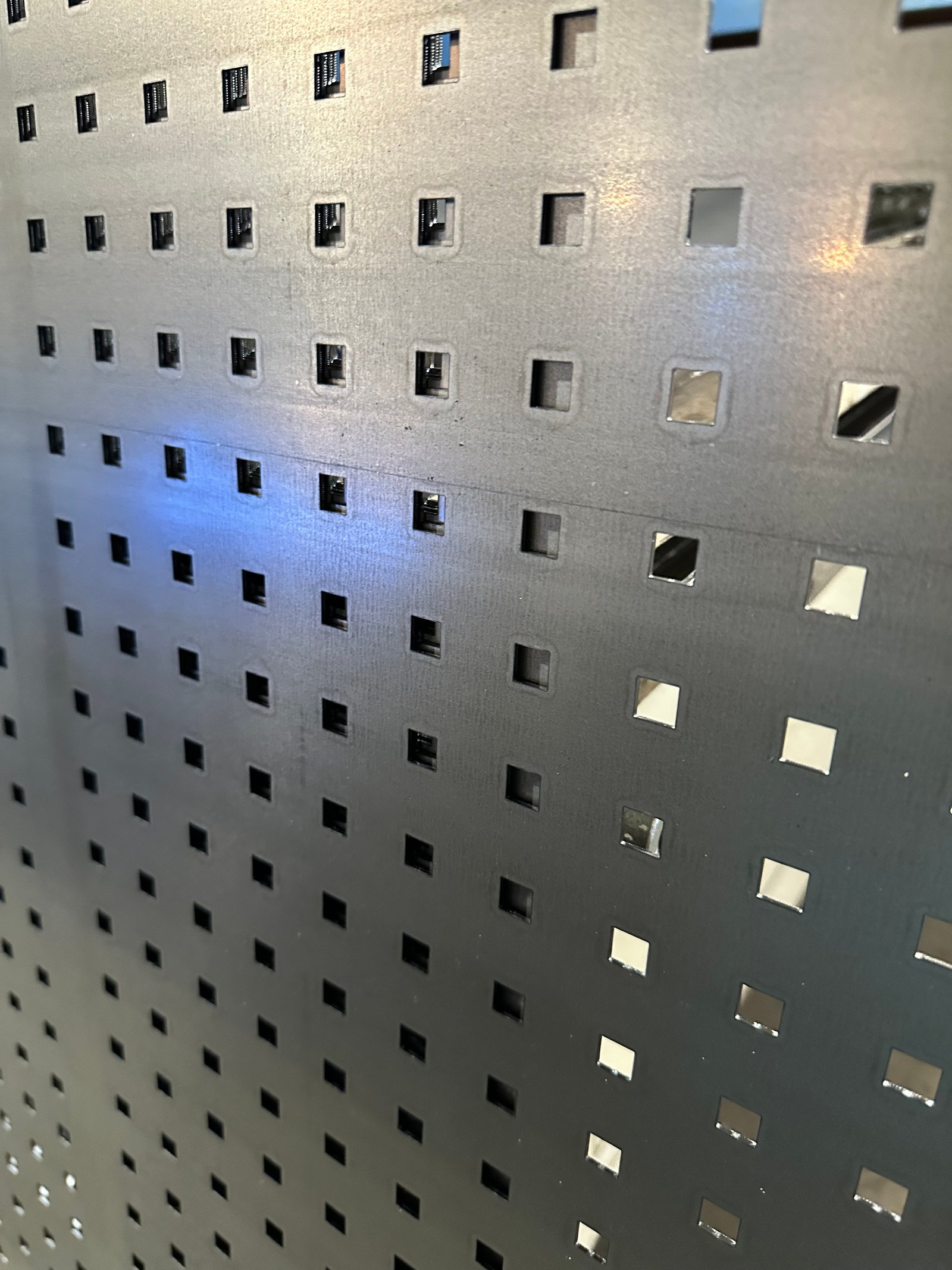 panel metálico gris con perforaciones cuadradas — proyecto Nuestra Planta, por PALL-METAL, en Merlo
