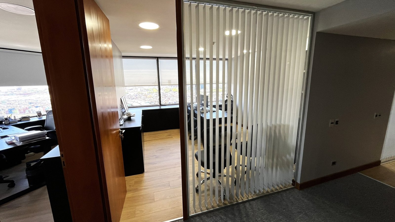 Escritório moderno com painéis de tecido e persianas verticais — projeto Oficinas Libertador 602 (Buenos Aires) German Salas arquitectura  Arquitectura +, por German Salas arquitec