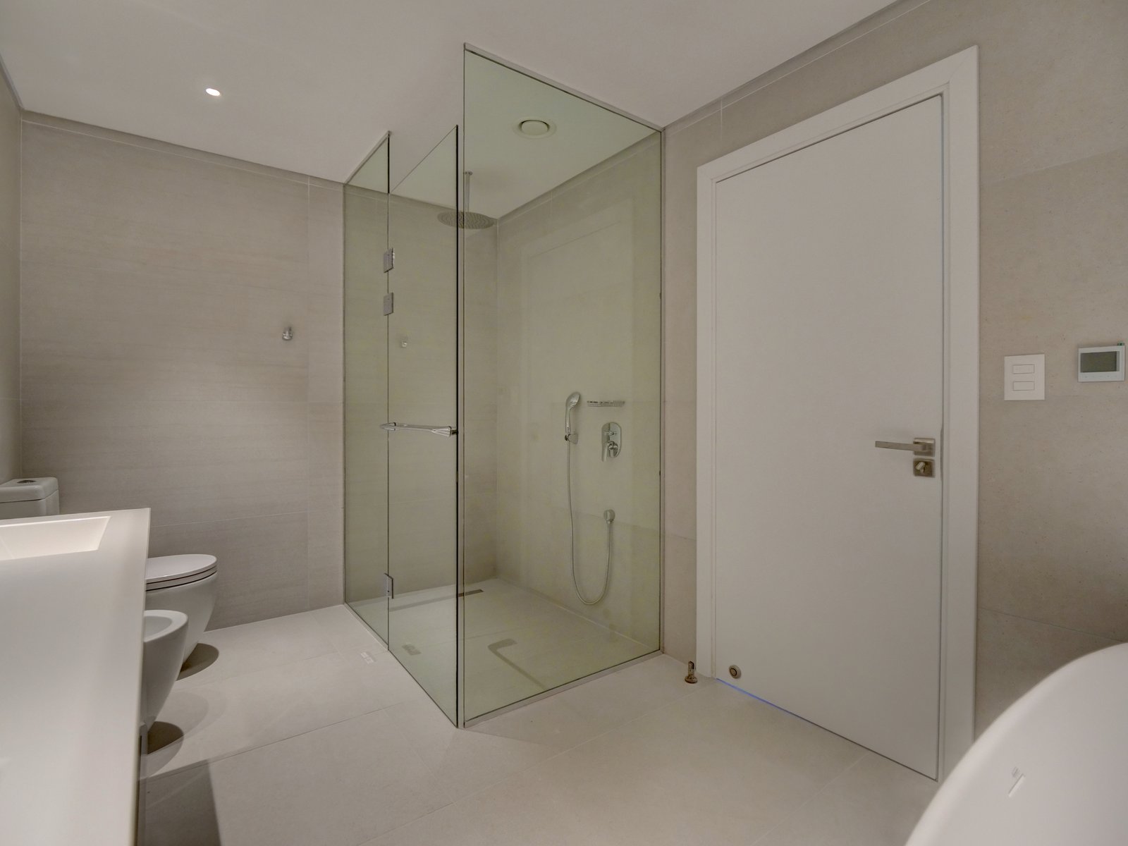 Baño moderno con ducha de vidrio y acabados minimalistas — proyecto LE PARQ TORRE IV , por ILVA, en Provincia de Buenos Aires