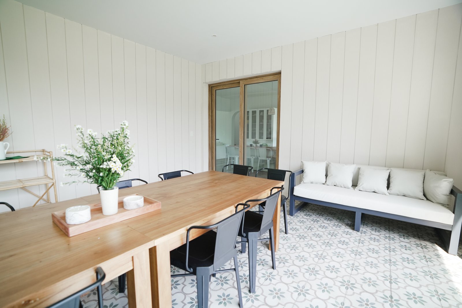 Comedor escandinavo moderno con paredes de madera y sofá blanco — proyecto Galeria, por CASA1-TROMEN, en Bella Vista