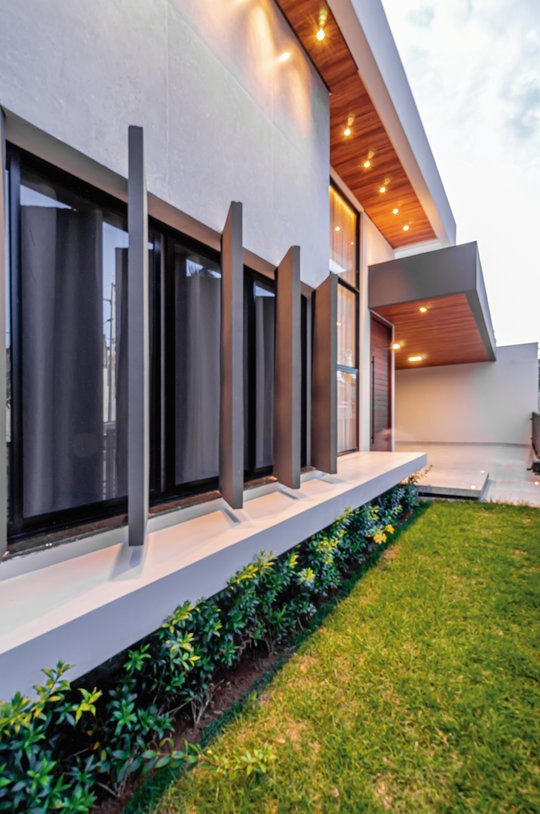 Casa moderna con frente de vidrio, patio y luminarias empotradas — proyecto Casa A+N, por DUO I Arquitetura & Urbanismo, en Petrolina