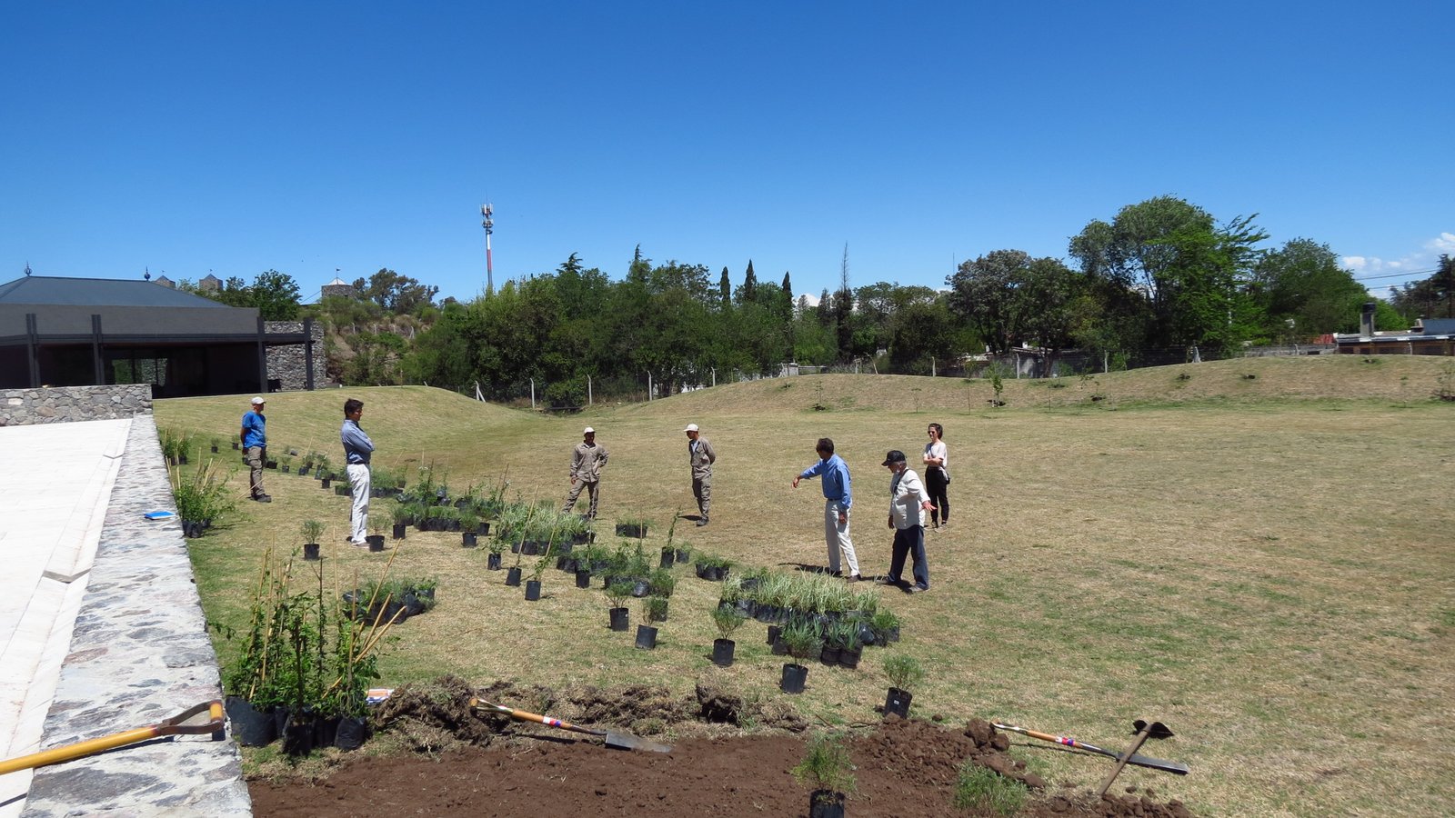 Paisaje rural en construcción con trabajadores plantando vegetación — proyecto El Terrón, por Estudio Rifahi, en Mendiolaza