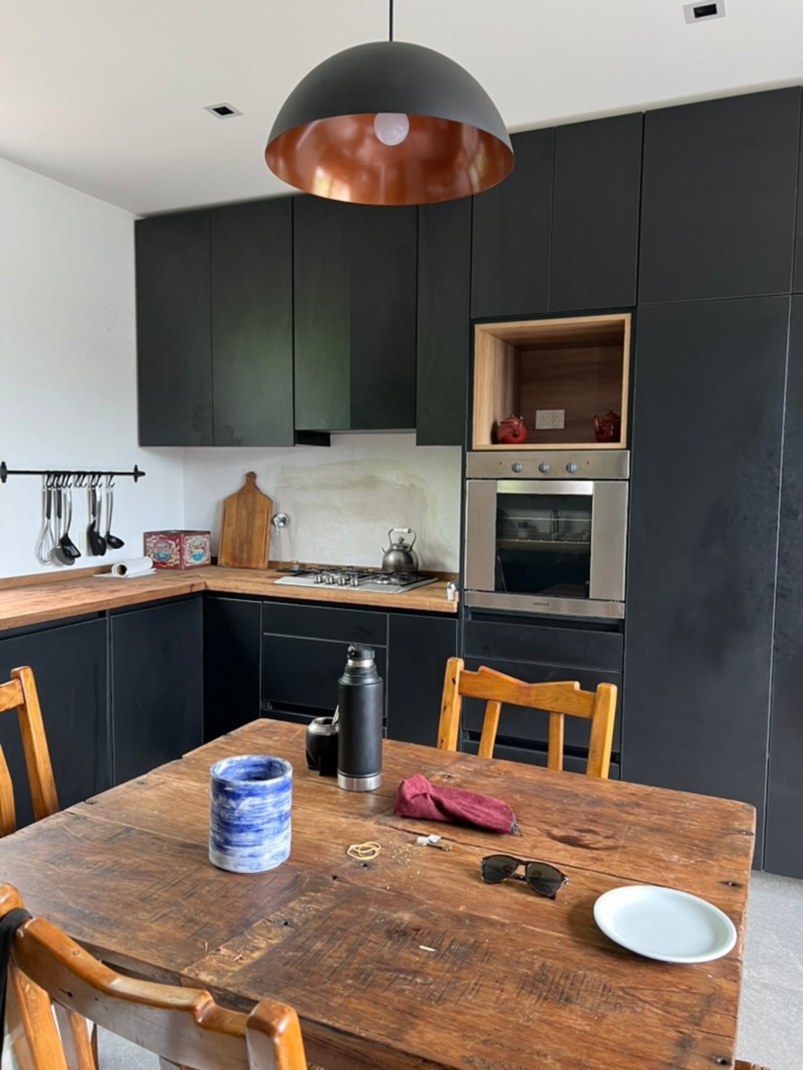 Cozinha e sala de jantar modernas de estilo industrial com detalhes em cobre — projeto CASA RZ, por SEDE Arq., em Pilar