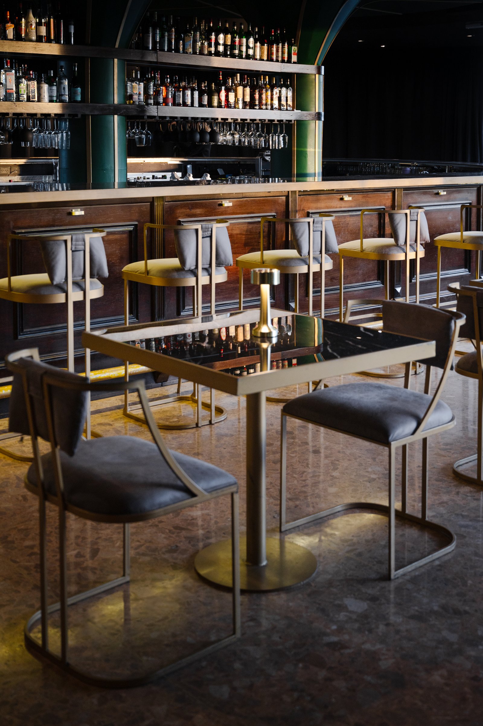 Bar moderno con mesas de metal y sillas de cuero — proyecto PRESIDENTE BAR HIPODROMO, por AB ARQUITECTURA, en San Isidro