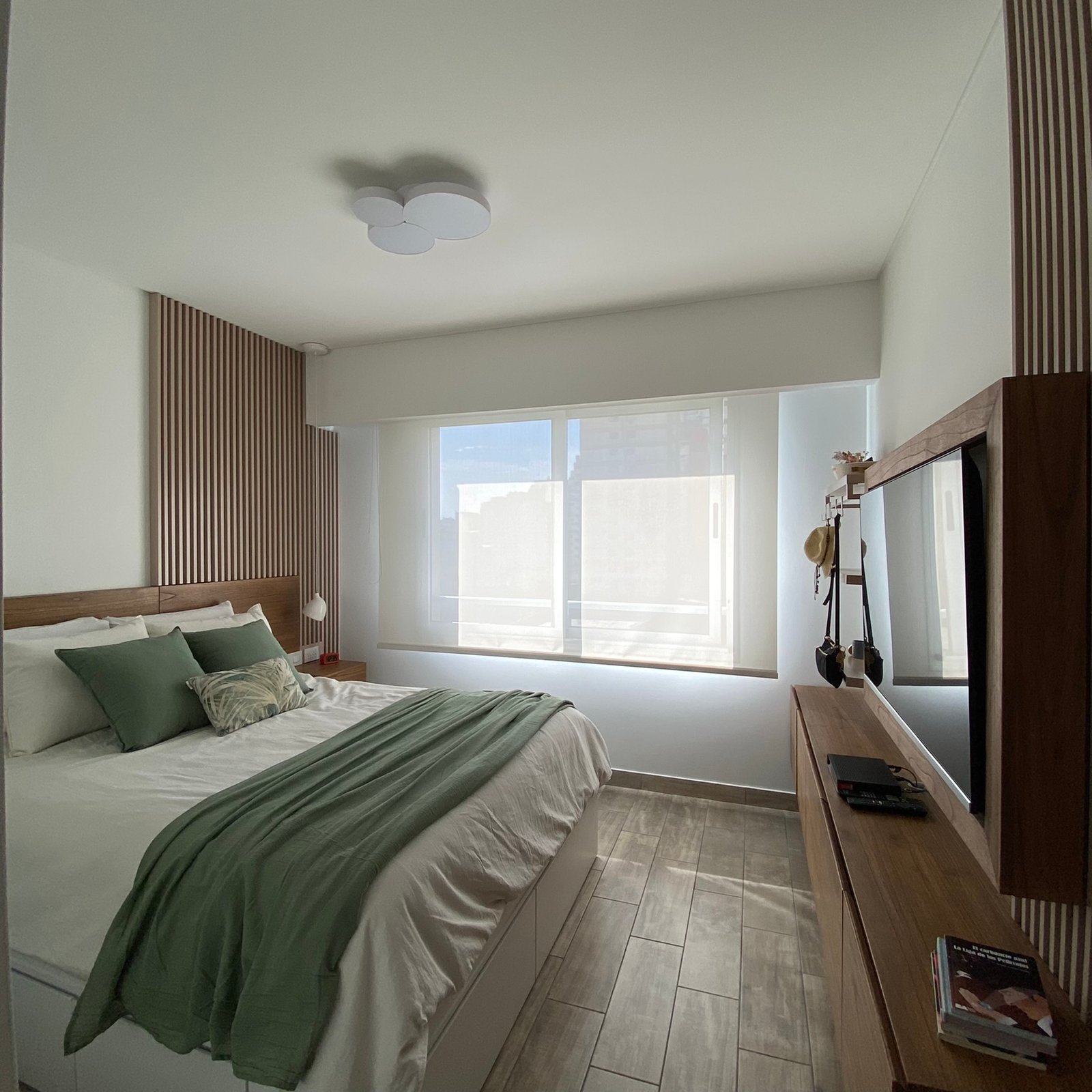 Quarto moderno com parede de ripas de madeira e iluminação indireta — projeto Padilla, por MDBK Arquitectura, em Villa Crespo