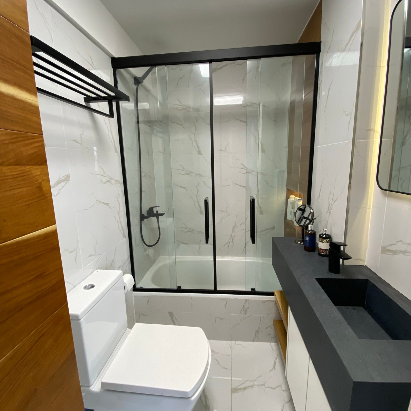 Baño moderno con ducha de cristal, bañera exenta y mármol — proyecto Pringles, por MDBK Arquitectura, en Almagro