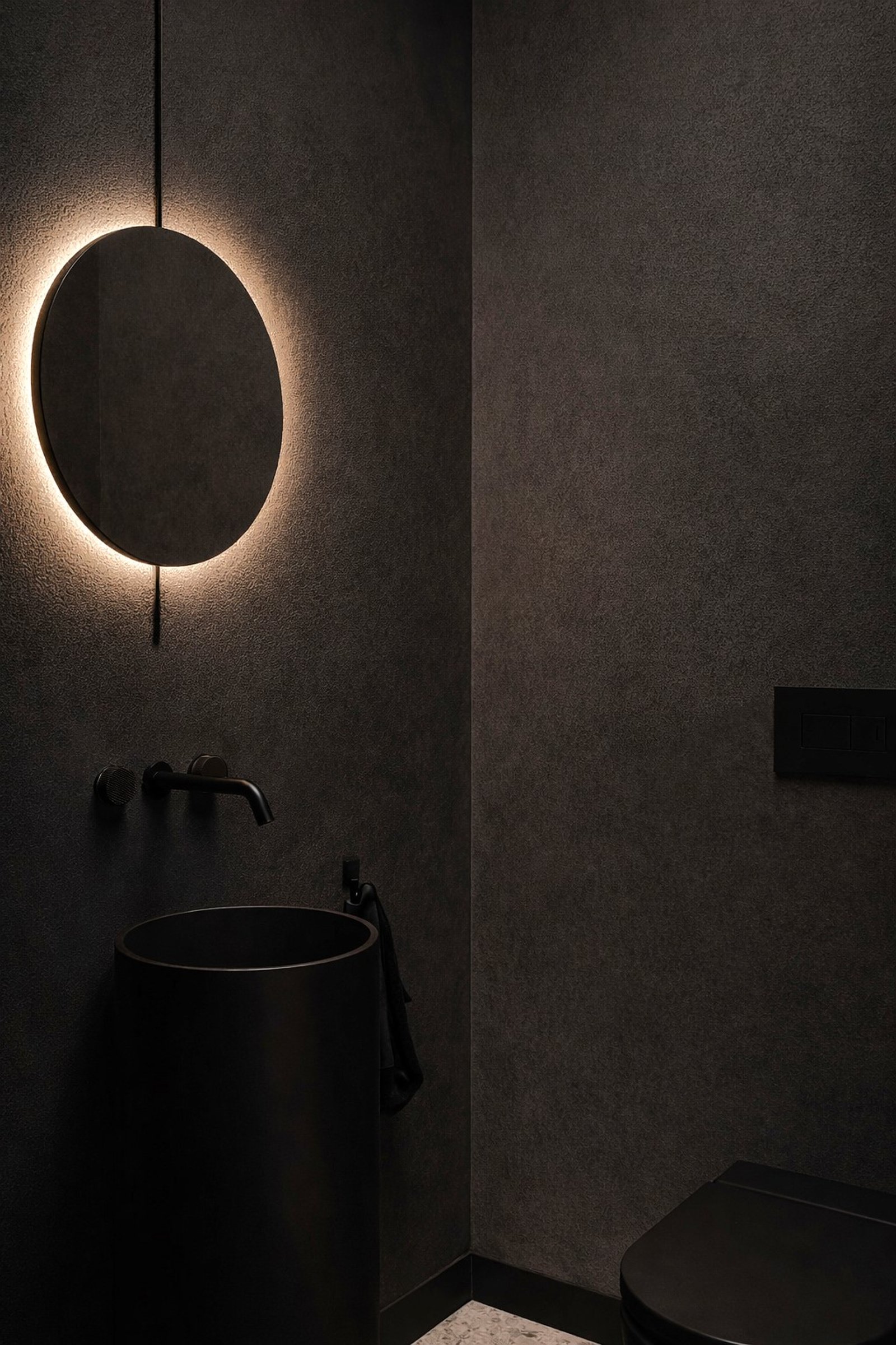 Baño minimalista con espejo retroiluminado y bacha negra cilíndrica — proyecto Casa LC , por Hermann Arquitectos, en San Isidro