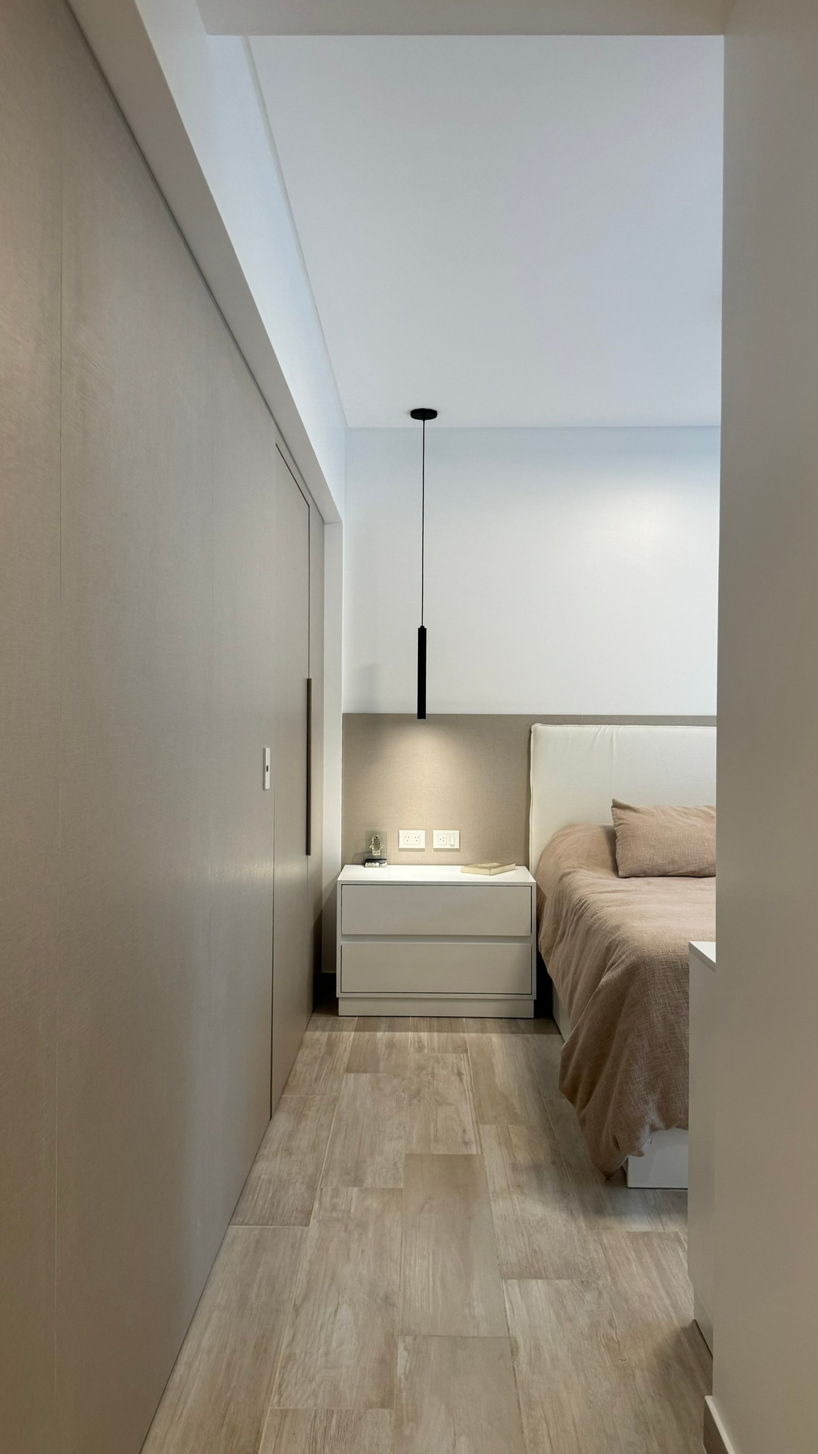 Quarto moderno minimalista com iluminação quente e armários embutidos — projeto Frias, por MDBK Arquitectura, em Villa Crespo