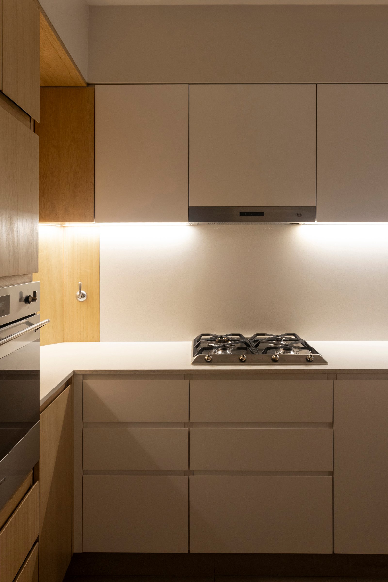 Cozinha escandinava moderna com armários minimalistas e iluminação indireta — projeto BARRACAS, por La Nave Arq., em Barracas