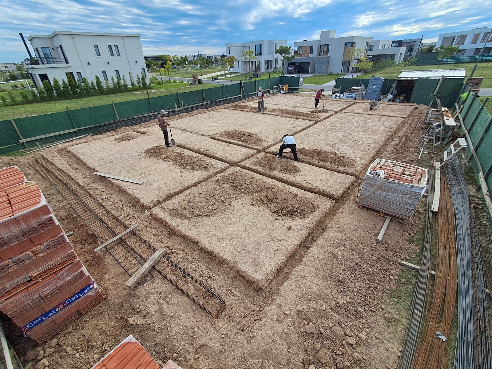 Construção de casa moderna suburbana — projeto RIBERAS  332, por IRALA CONSTRUCCIONES, em Belén de Escobar