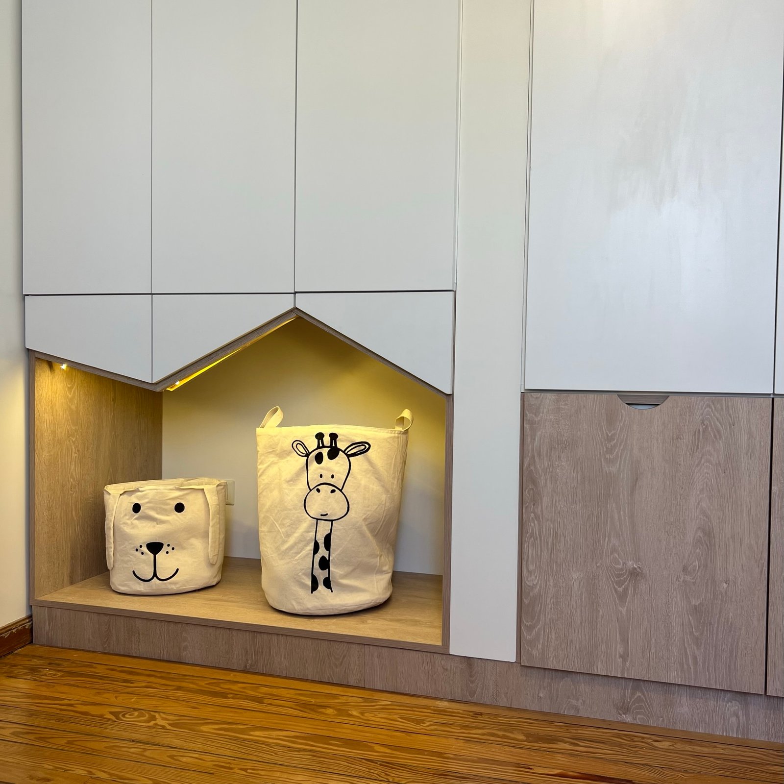 Lavadero moderno con cestos de animales y muebles blancos — proyecto Cranwell, por MDBK Arquitectura, en Flores