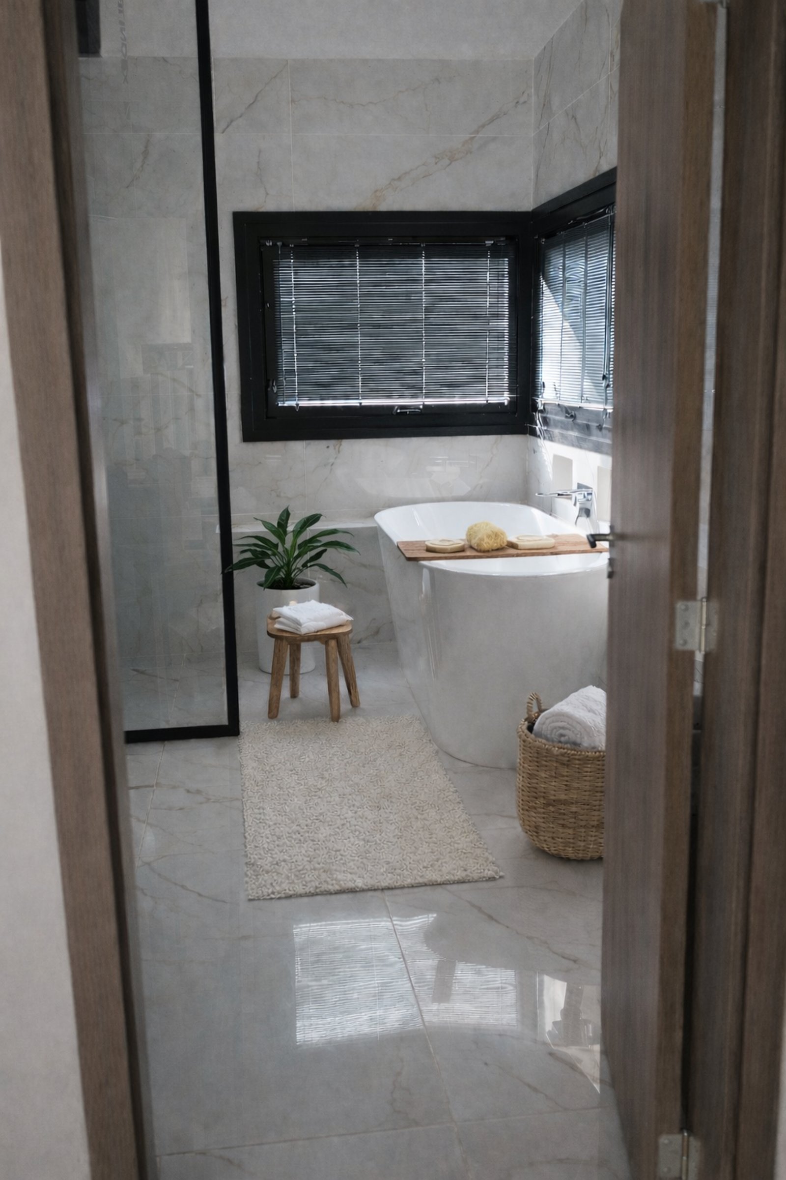 Baño moderno con bañera exenta y acabados de mármol — proyecto Siete soles, por Design & Living, en Siete Soles