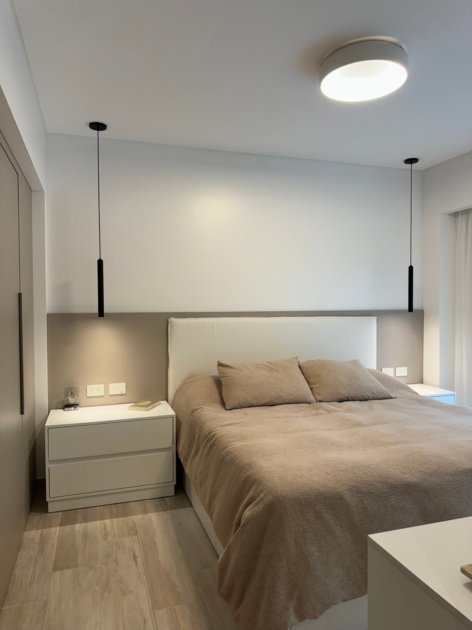 Quarto moderno com pendentes pretos e cama grande — projeto Frias, por MDBK Arquitectura, em Villa Crespo