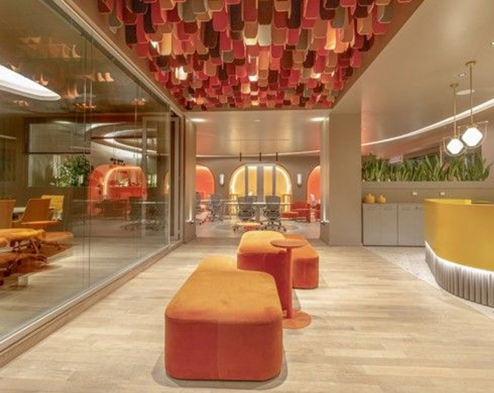 Escritório moderno com teto decorativo e móveis laranja — projeto Casa Foa Edificio del Plata, por Vite Porcellanato, em Buenos Aires