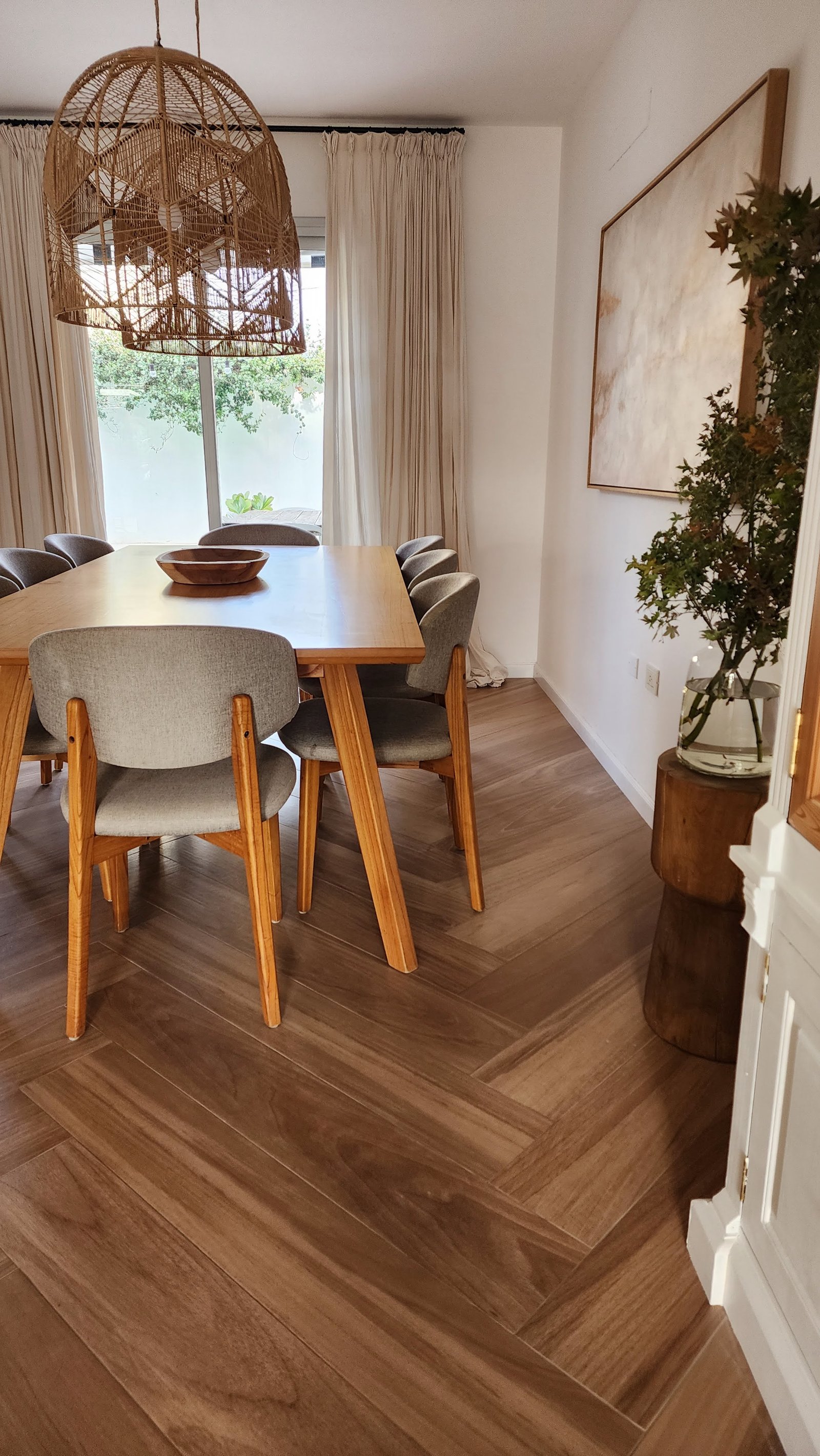 comedor moderno con mesa de madera, sillas de tela y lámpara de mimbre — proyecto CASA ESCANDINAVA HELSINKI, por ILVA, en Provincia de Buenos Aires