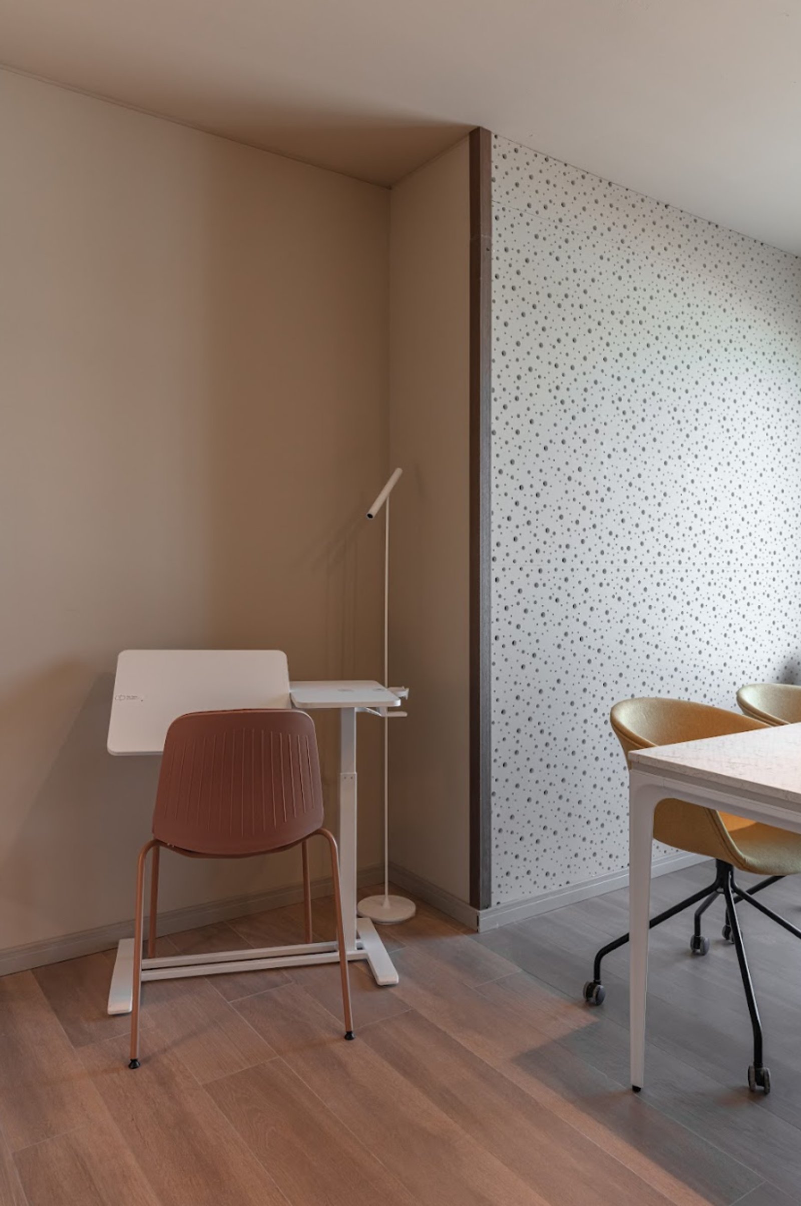 Escritório moderno com cadeira terracota e mesa ajustável — projeto Grupo (A)2, por San Lorenzo Design, em Cam. de los Remeros 1585