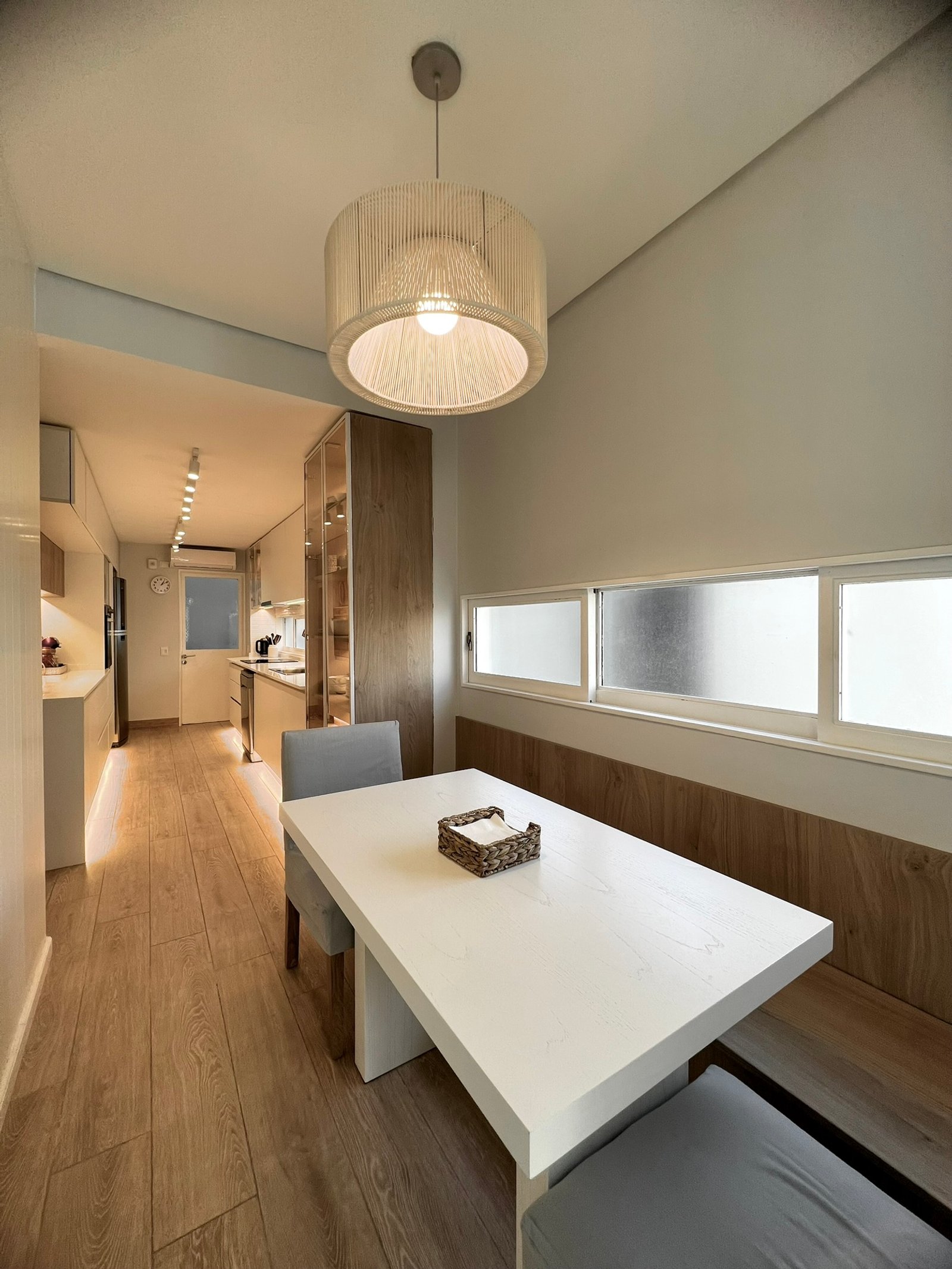 Comedor moderno con cocina integrada y luz colgante tejida — proyecto Araoz, por MDBK Arquitectura, en Palermo