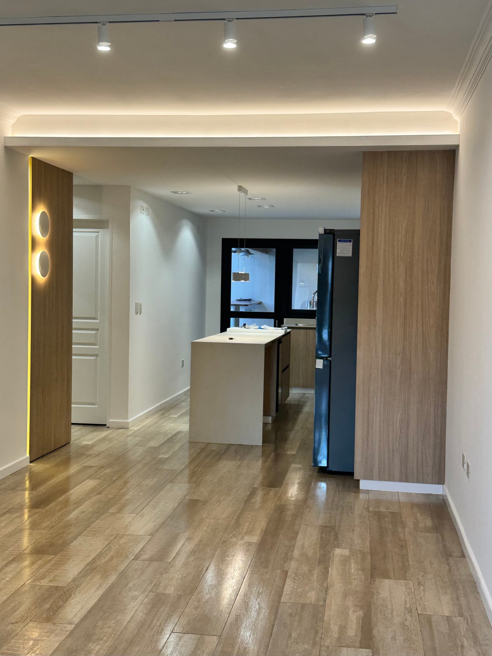 Cocina moderna de planta abierta con isla y detalles en madera — proyecto CASA LEAN, por Estudio Grupo 32, en Vicente López