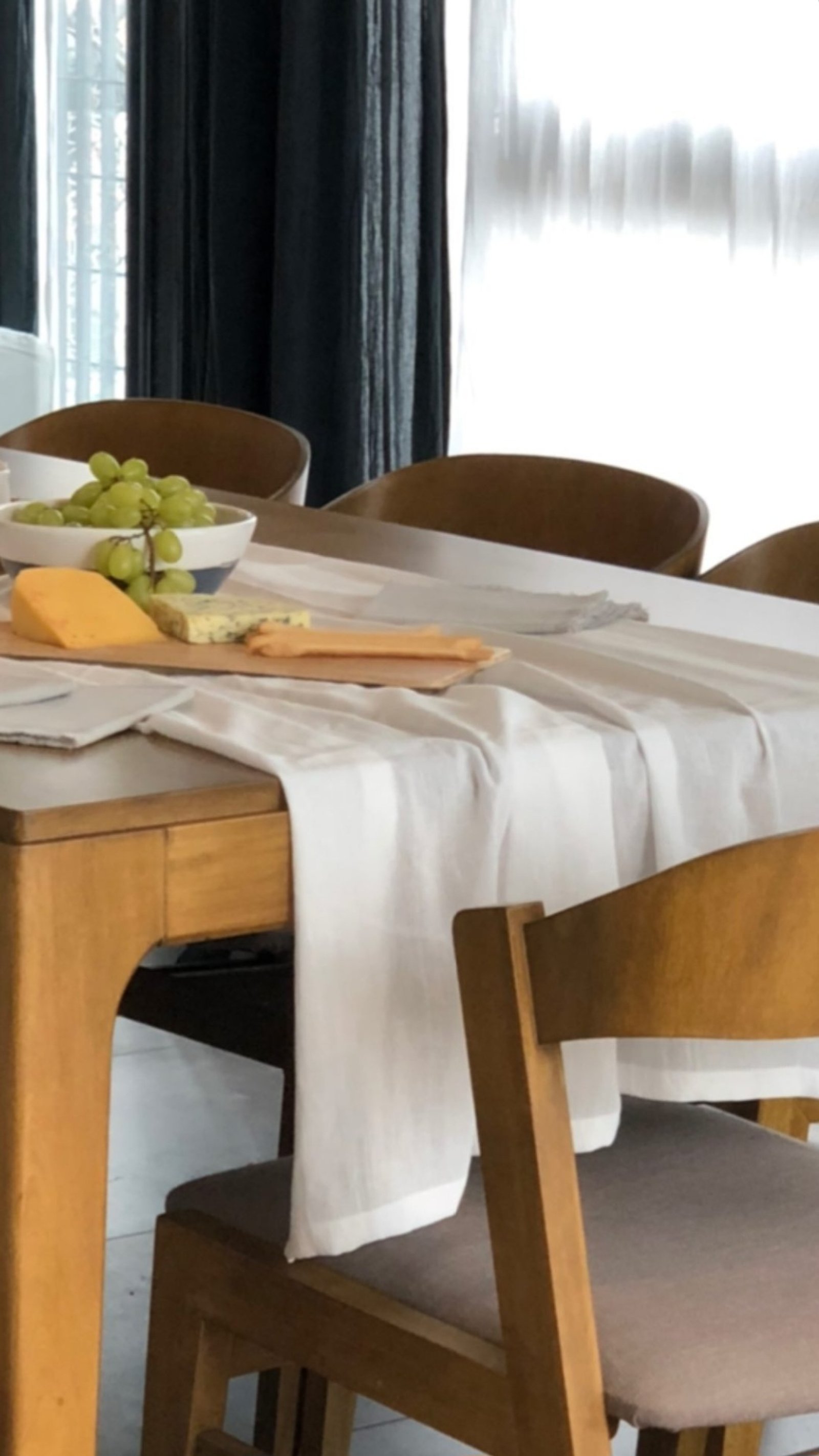 Comedor moderno con mesa de madera y sillas tapizadas — proyecto Teodoro, por Claraboia , en Belgrano R