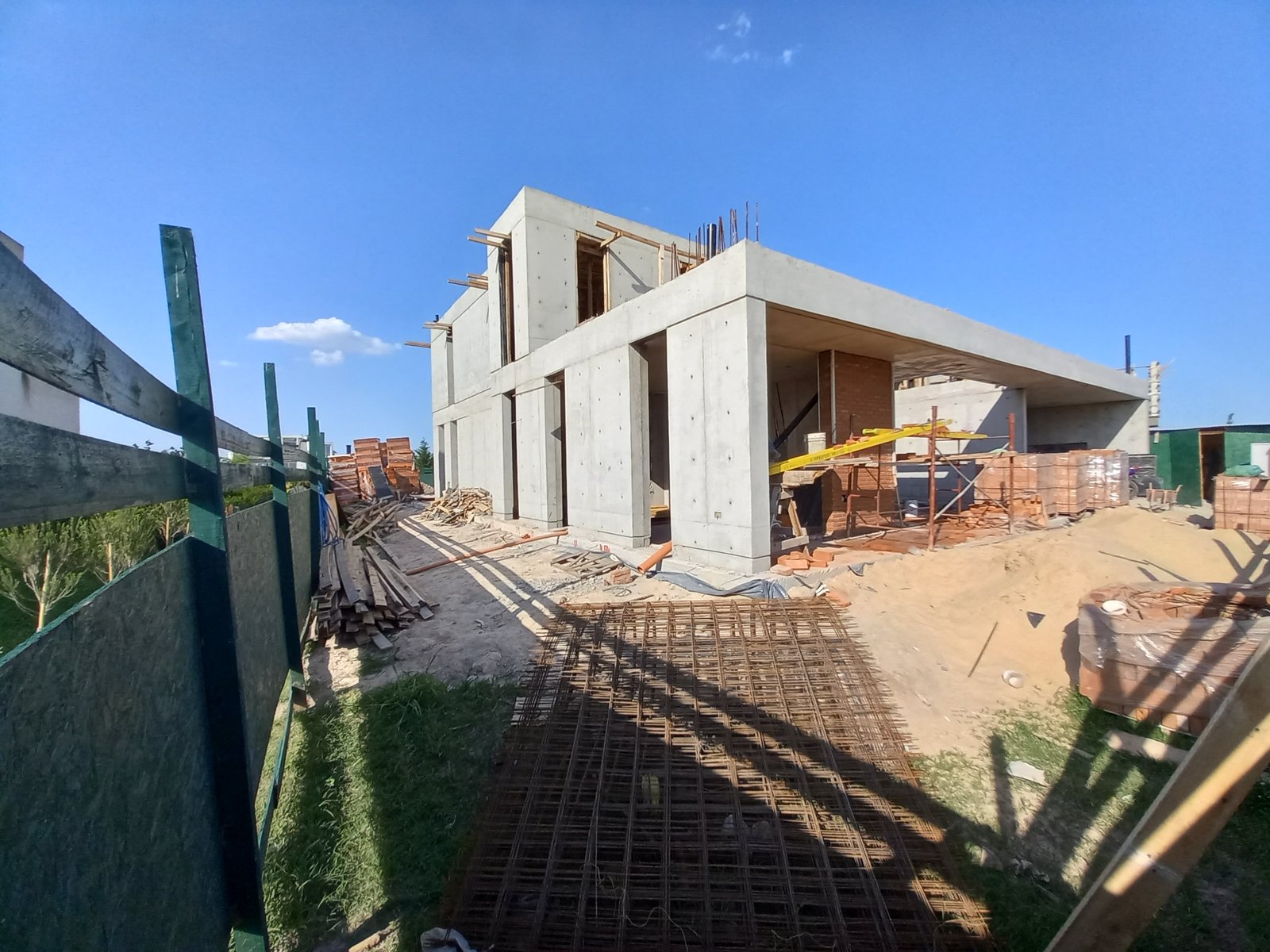 casa moderna en construcción, hormigón visto — proyecto LA PROVIDENCIA LOTE 262, por IRALA CONSTRUCCIONES, en Carlos Spegazzini