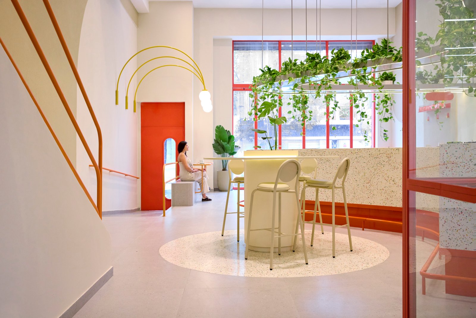 espaço comercial moderno com design curvo e vegetação — projeto Daniel bakery 2, por KUPERDESIGN CONSTRUCCIONES SRL, em Av. Honduras 5815