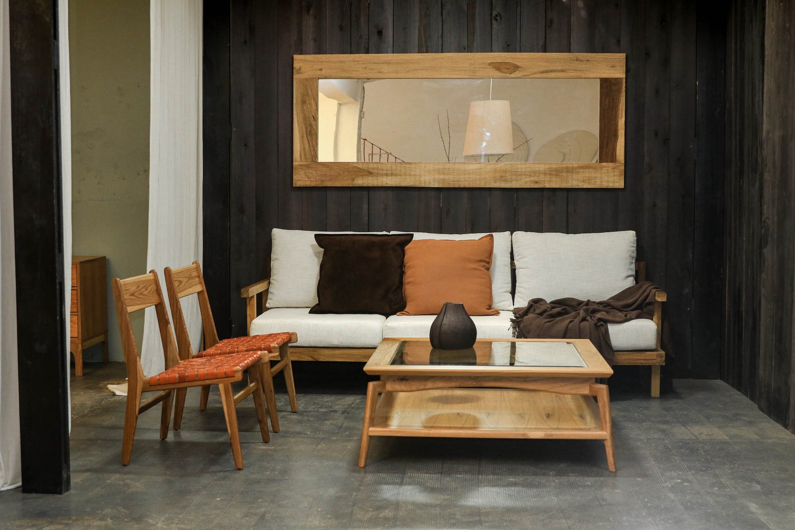 Living moderno con paredes de madera oscura y muebles de tela — proyecto Living, por BLVD Furniture