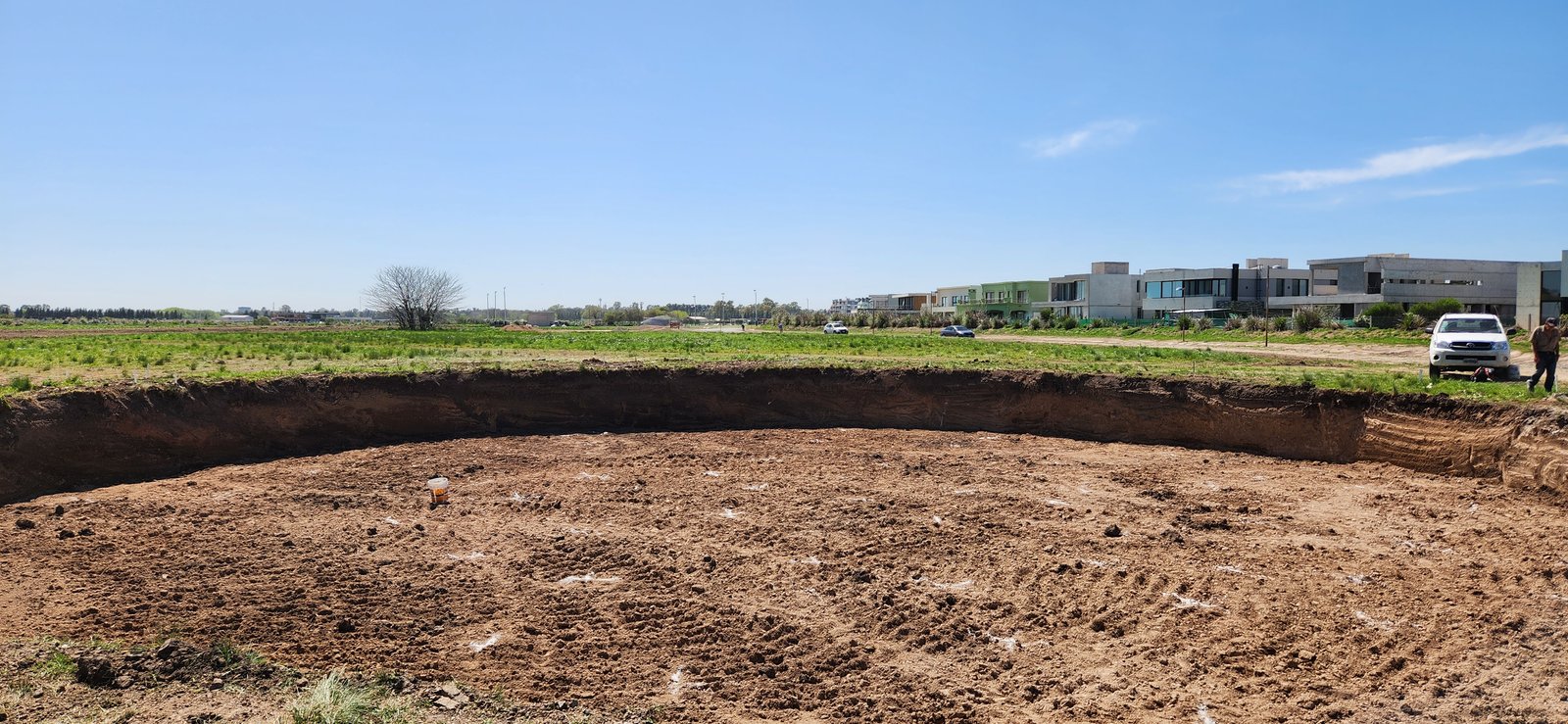 Excavación circular en construcción para piscina, fondo suburbano moderno — proyecto Central Park - Terralagos, por Estudio Rifahi, en Canning
