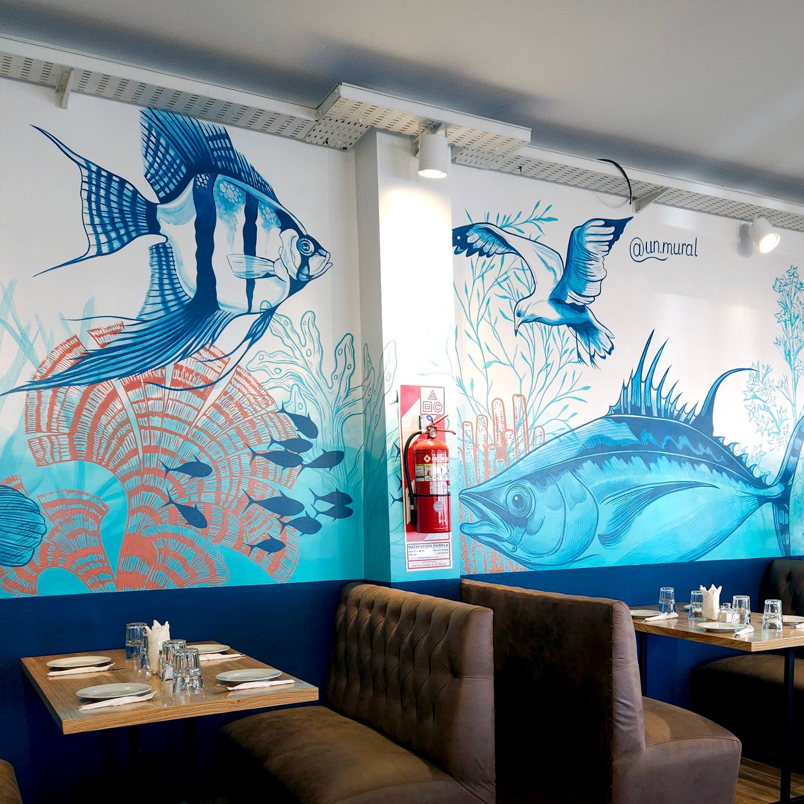 Restaurante com murais gigantes de peixes marinhos — projeto Chicha cocina peruana., por UN.MURAL, em Comisionado José Indart 2699