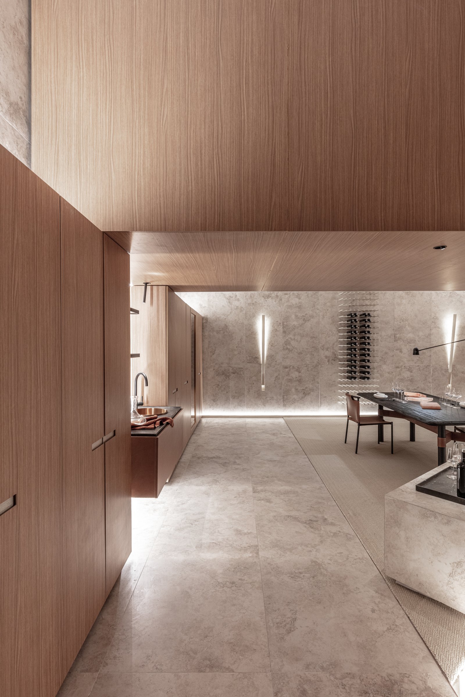 Cozinha e sala de jantar modernas, madeira e mármore, iluminação quente — projeto Casa Foa 2025 | Degustando experiencias | Tasting experiences | Lucia Quinteros, por Ren Studio, e
