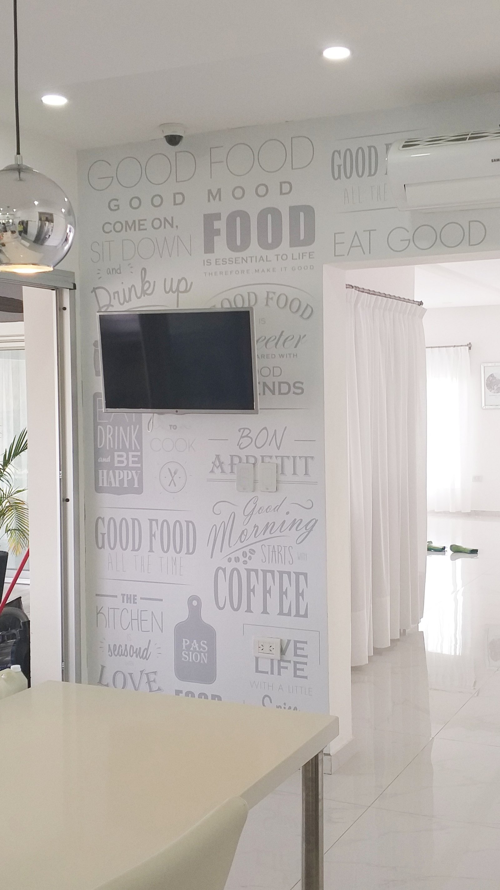 Cocina moderna con pared de tipografía y mesa de comedor blanca — proyecto Cocina tipografica, por Picma Empapelados, Murales, Esmerilados, Prints ,Papeles, en Canning