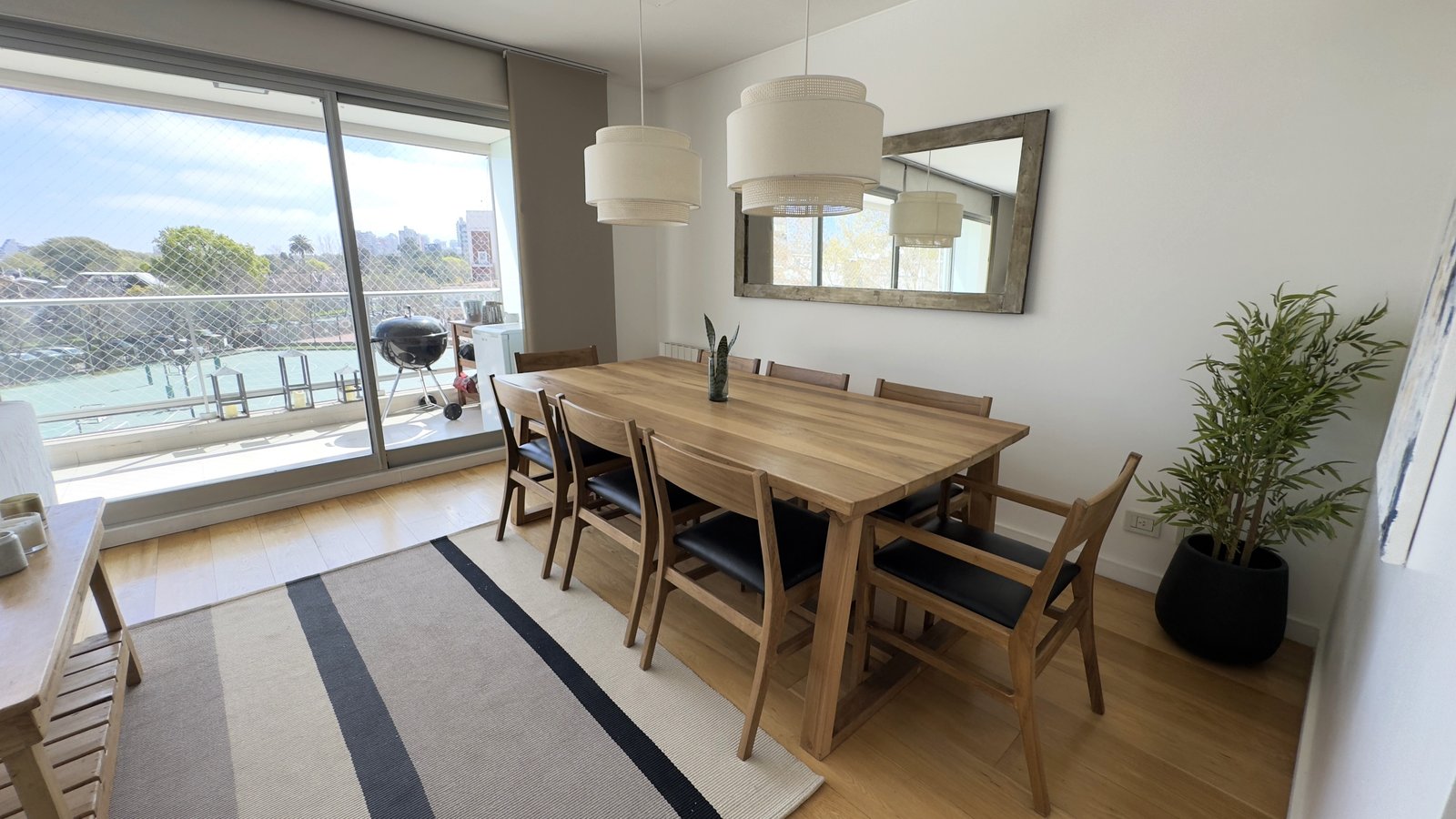 Comedor moderno escandinavo con mesa de madera y luz natural — proyecto Rosales Park Tower HJ, por Hermann Arquitectos, en Cmte. Leonardo Rosales 2793 B1636DRA
