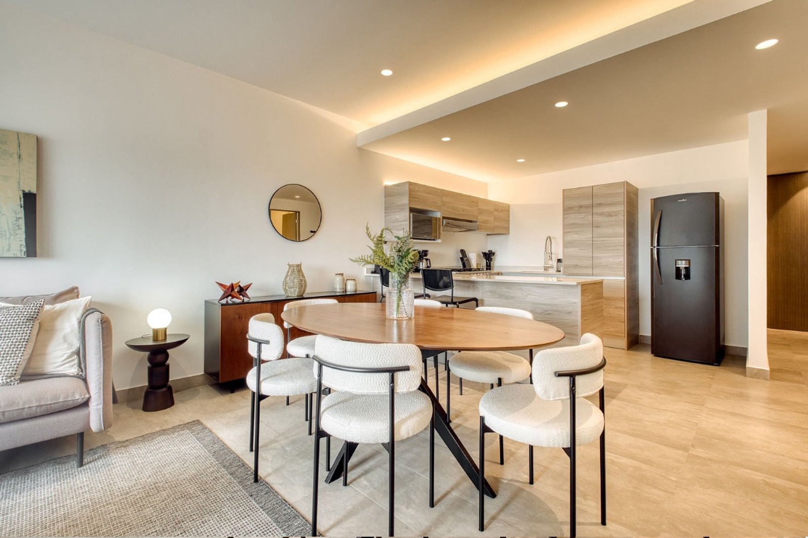 Sala de jantar moderna de conceito aberto com mesa oval e cadeiras brancas — projeto reforma depto neuchatel //cdmx//polanco// atlanticoarqs, por atlantico arqs, em Ciudad de Méxic