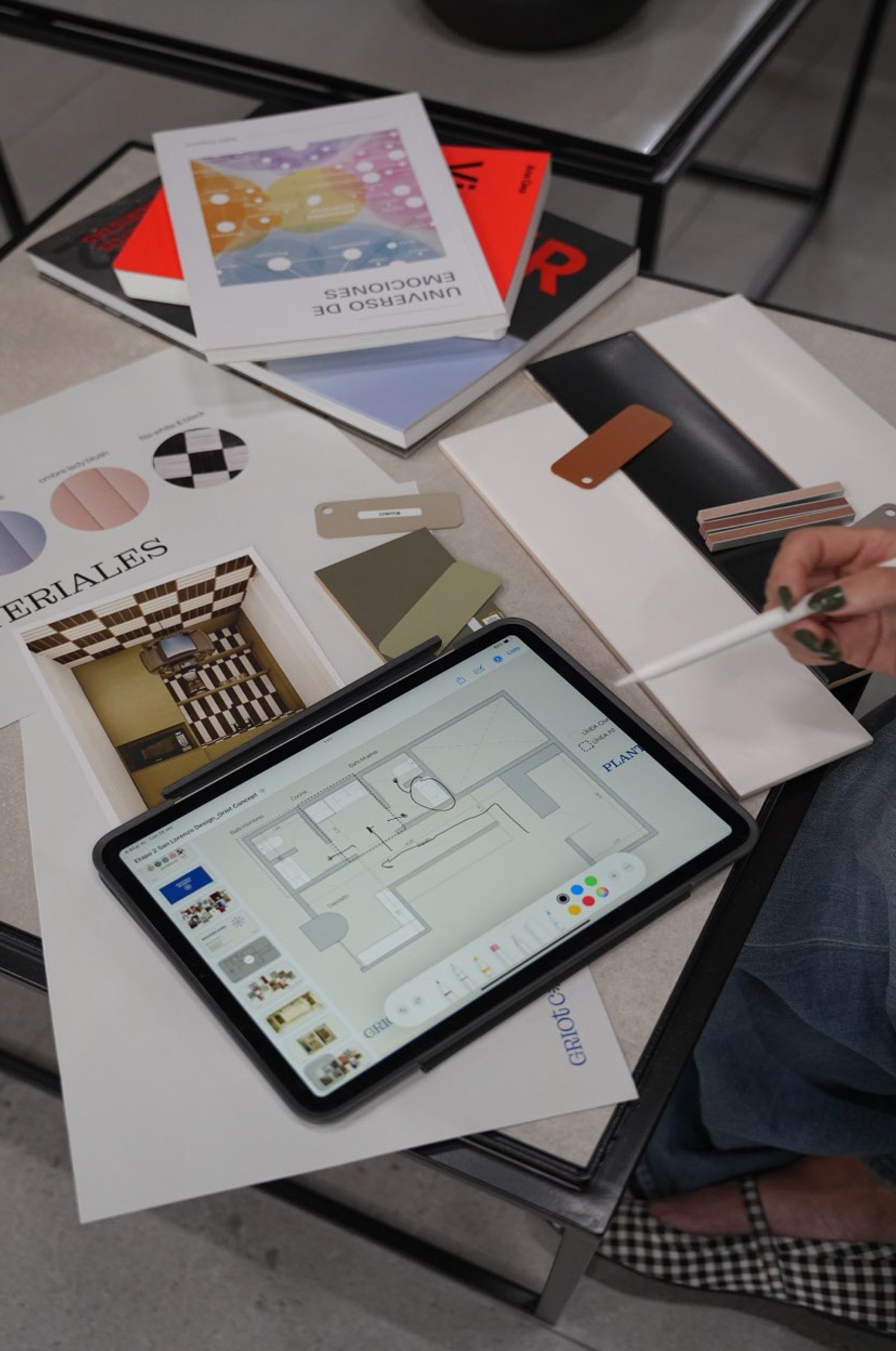 diseño de interiores con tablet y muestras — proyecto Griot Concept, por San Lorenzo Design, en Showroom con Cita previa