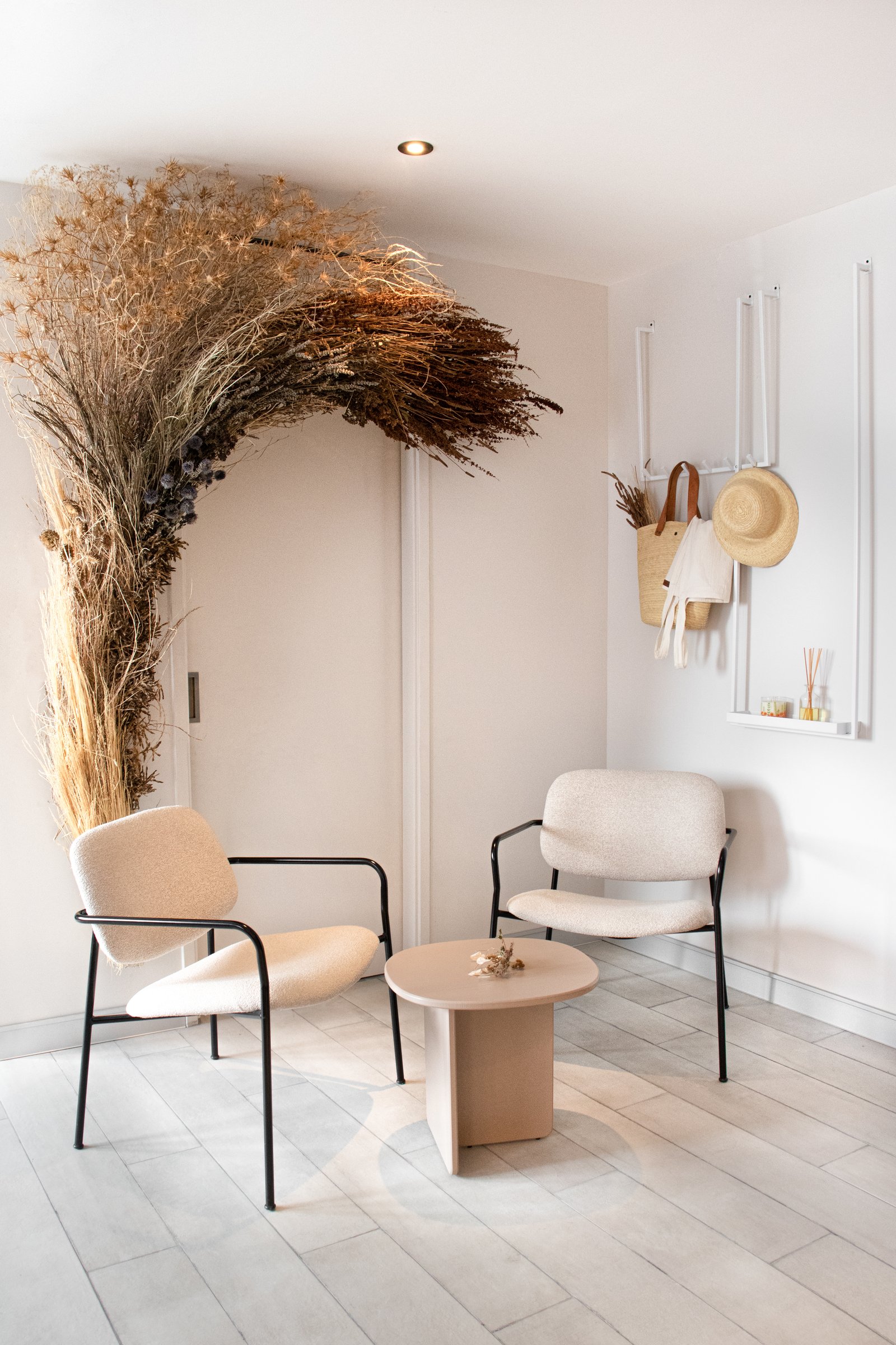 Sala de estar moderna con sillones de tela beige y mesa de madera — proyecto Flor de mar azul, por KUPERDESIGN CONSTRUCCIONES SRL, en Cdad. Autónoma de Buenos Aires