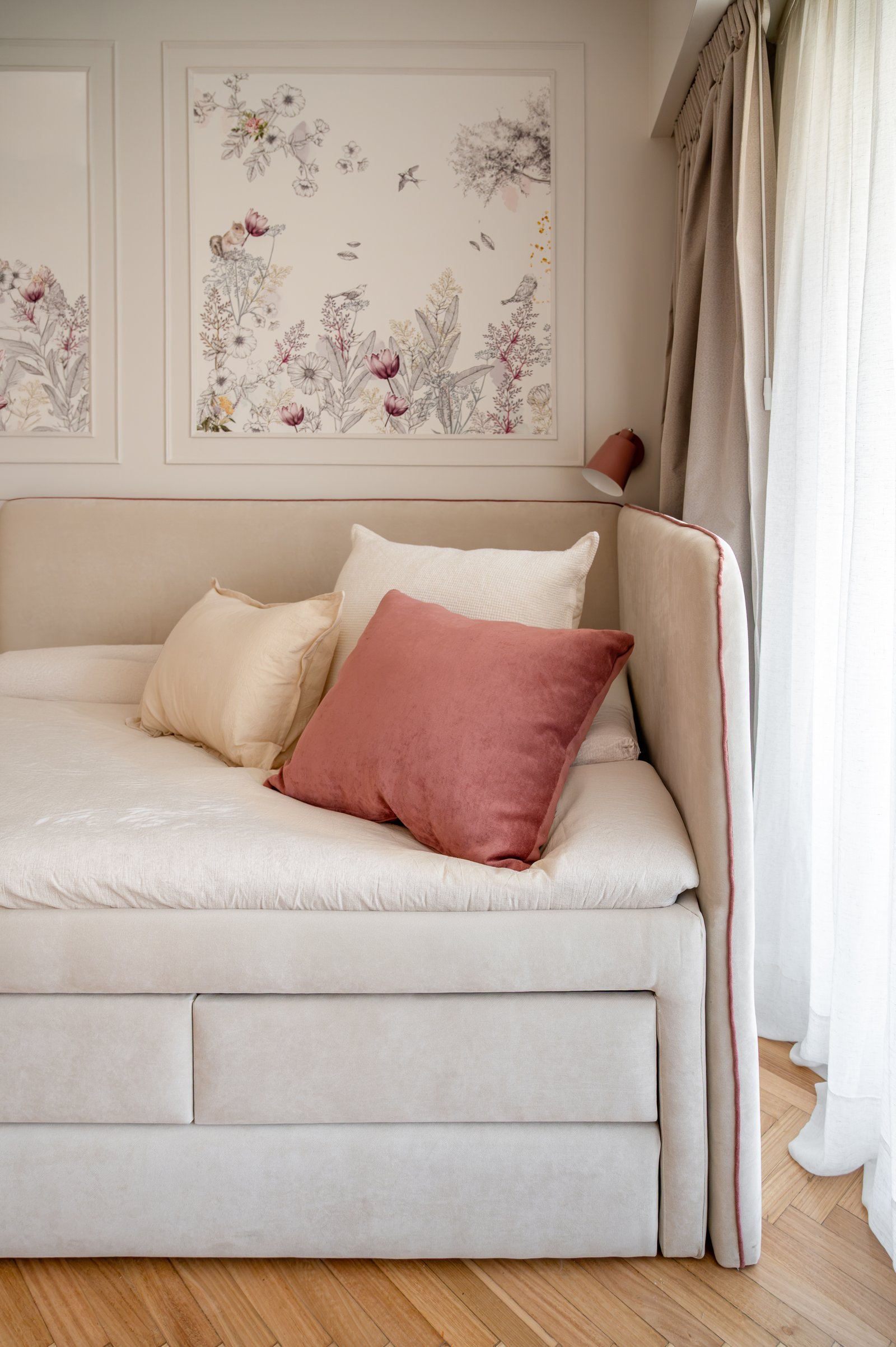 Dormitorio con arte botánico, cortinas y almohadones coloridos — proyecto ALVEAR TYM, por AB ARQUITECTURA, en Recoleta