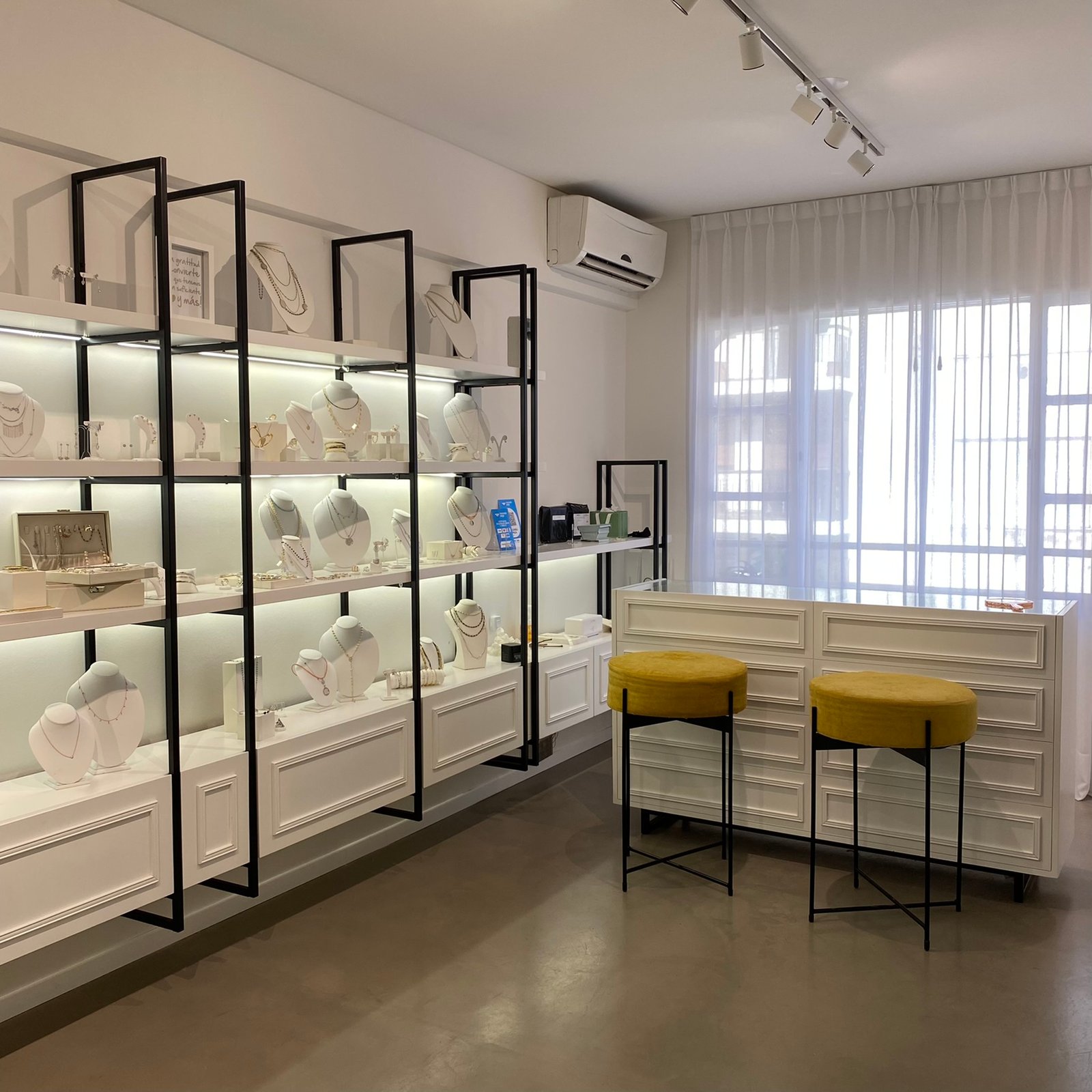 Loja de joias moderna com prateleiras brancas — projeto Factory, por MDBK Arquitectura, em Palermo