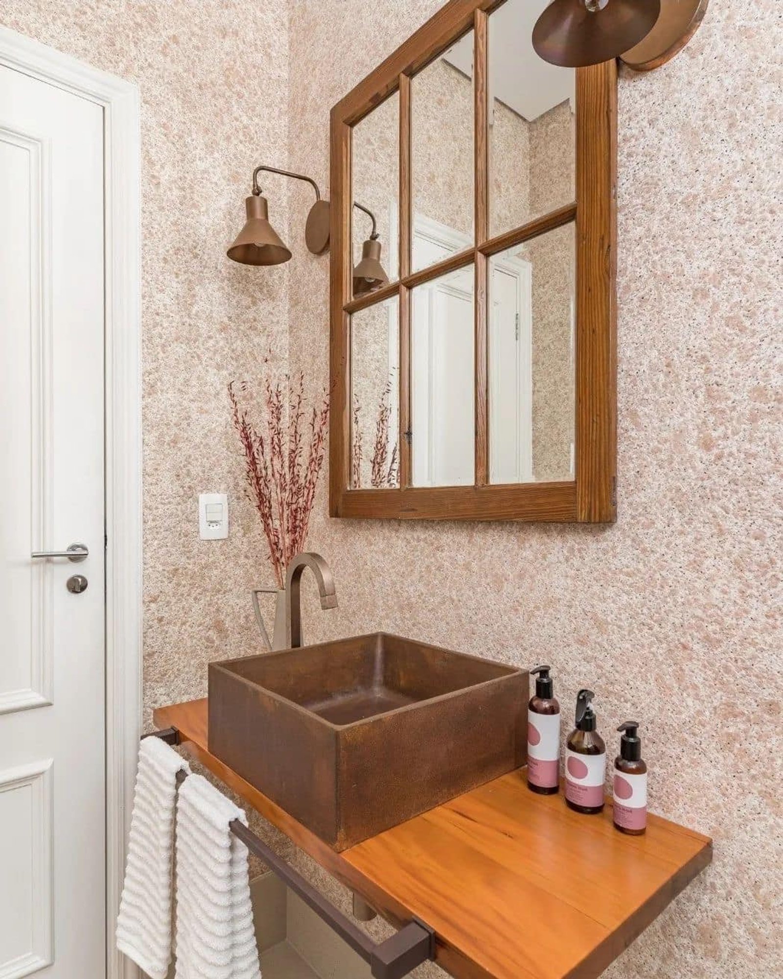 Baño rústico con bacha de metal y espejo de madera — proyecto Baño, por ecodecor argentina, en Buenos Aires