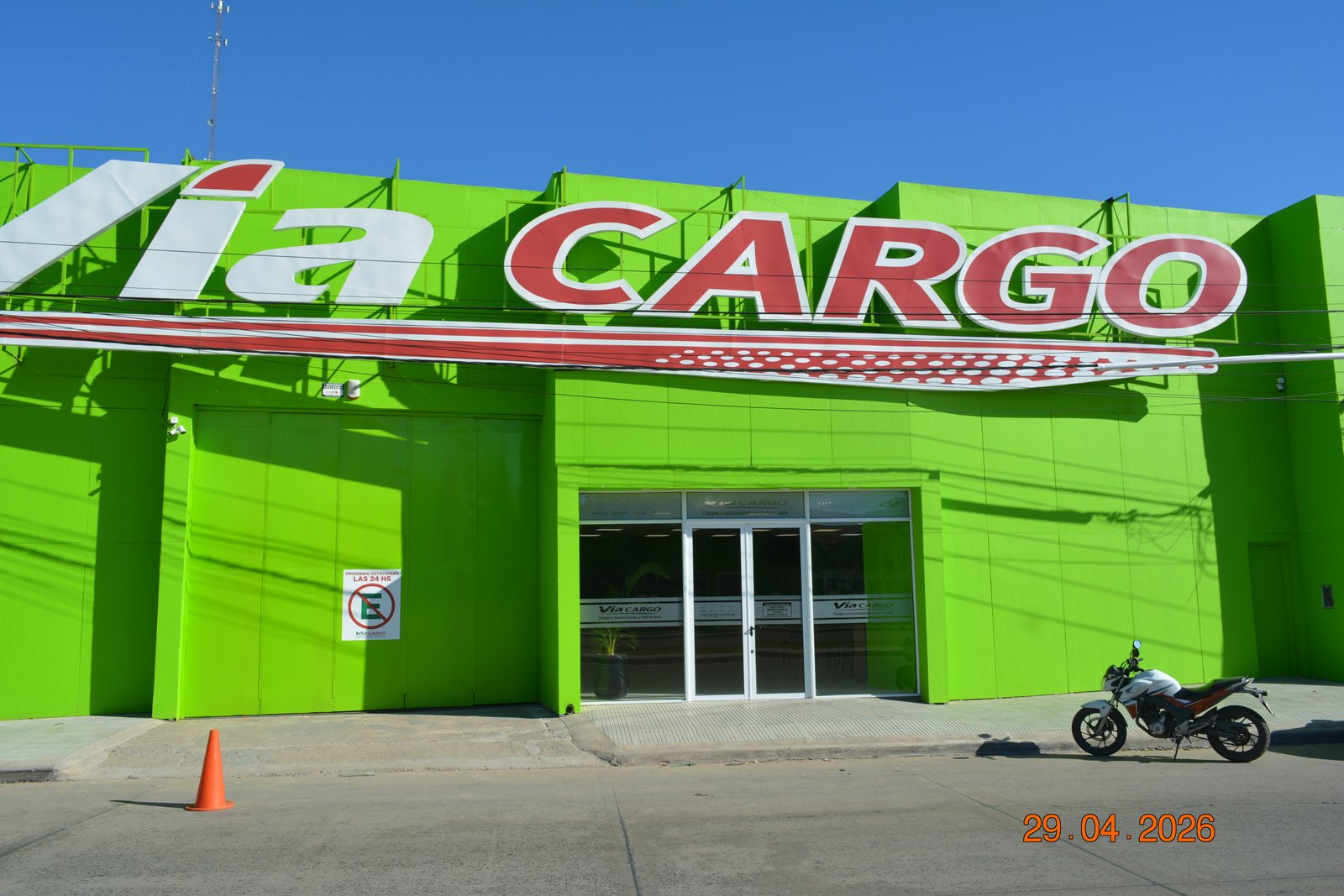fachada de edificio comercial verde "Via Cargo" — proyecto Sucursal Via Cargo, filial Corrientes, Empresa de distribución y logística., por Arquitecto Gustavo Maidana, en Corriente