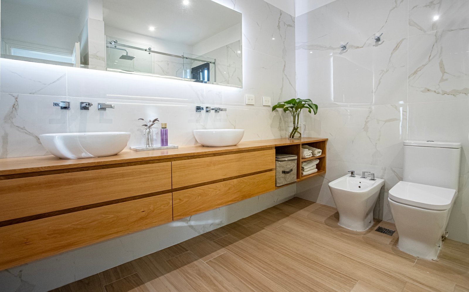 Baño moderno con vanitory flotante de madera y mármol — proyecto SS45, por EZ architects, en Pilar