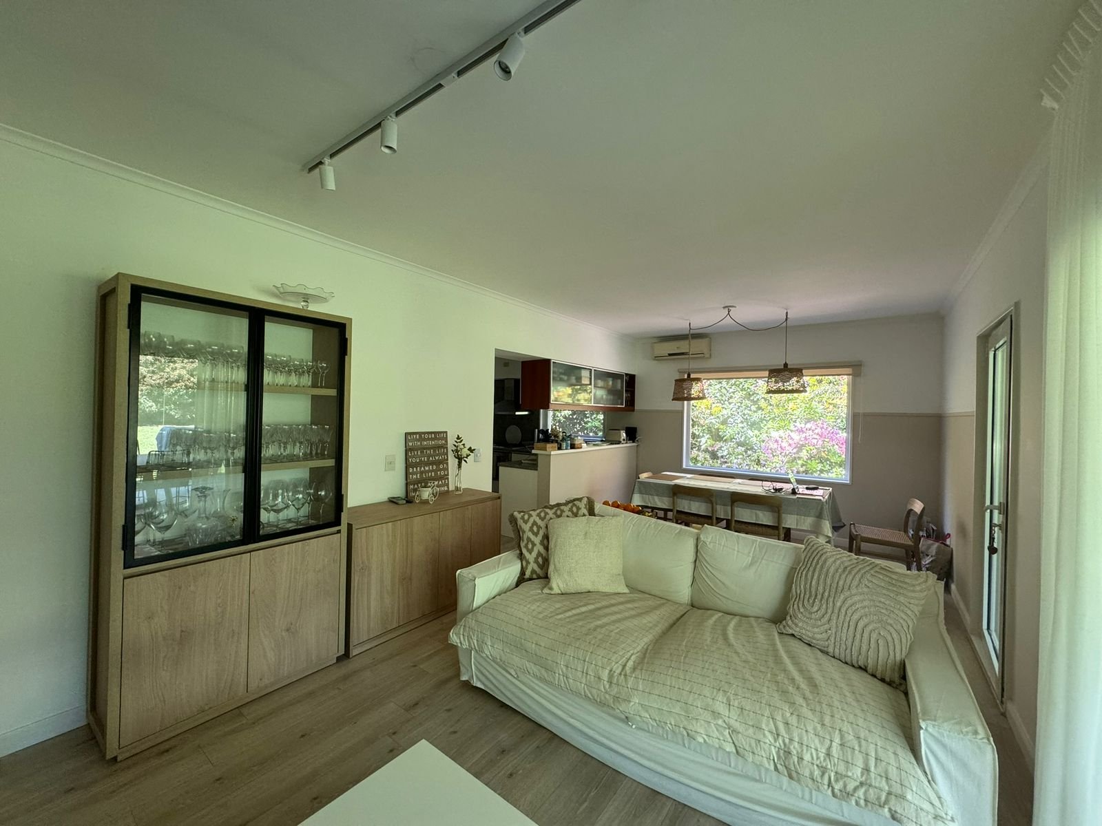 Living comedor moderno y luminoso con mueble de exhibición — proyecto La rinconada, por Casa Fi, en Pilar