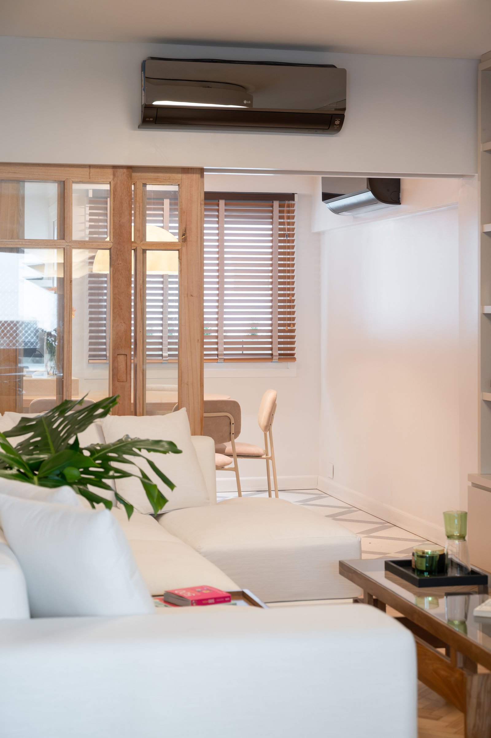 Sala moderna com sofá branco modular e mesa de centro de madeira e metal — projeto ALVEAR TYM, por AB ARQUITECTURA, em Recoleta