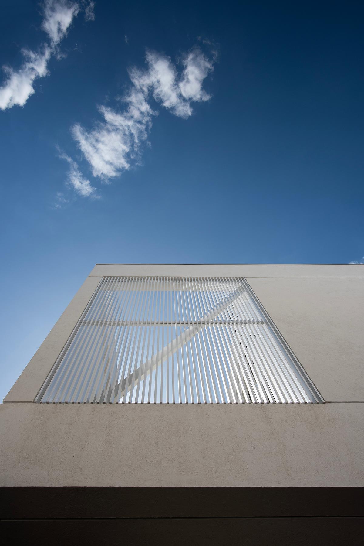 Fachada moderna com pérgola metálica sobre estrutura de concreto — projeto CASA SD28, por GMARQ, em Buenos Aires