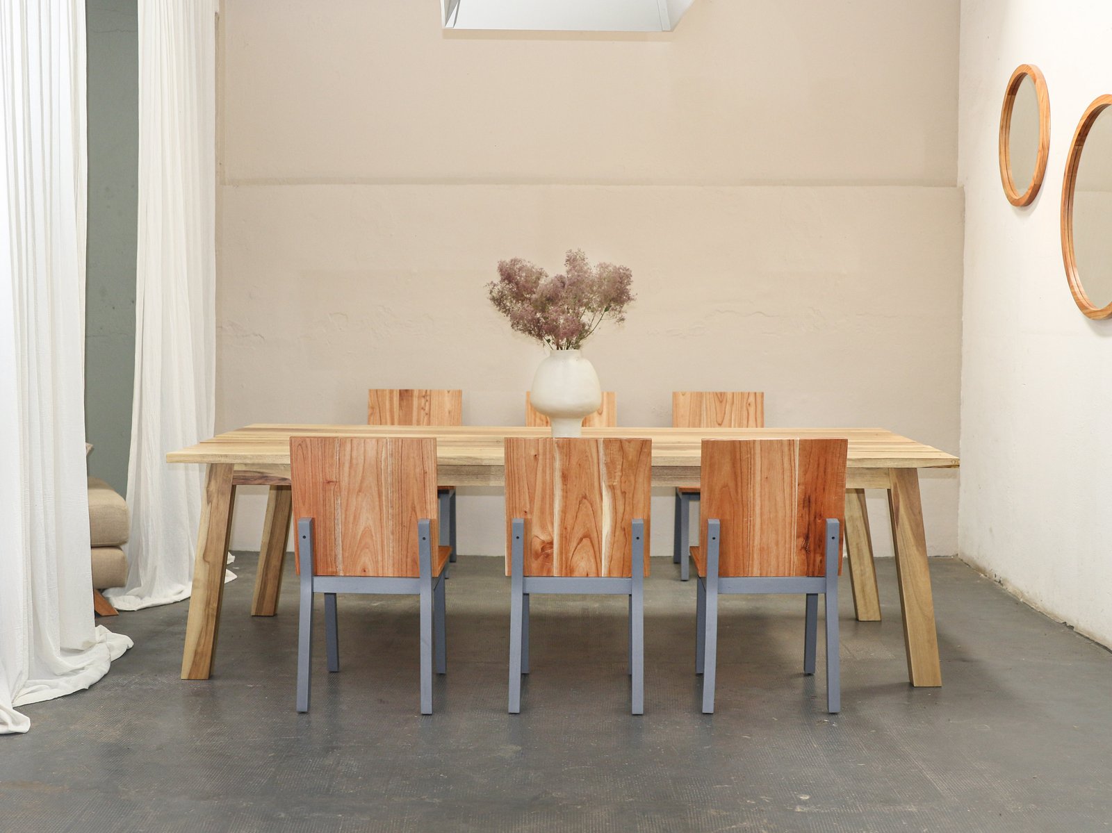 Comedor moderno minimalista con mesa y sillas de madera y metal — proyecto Comedor, por BLVD Furniture