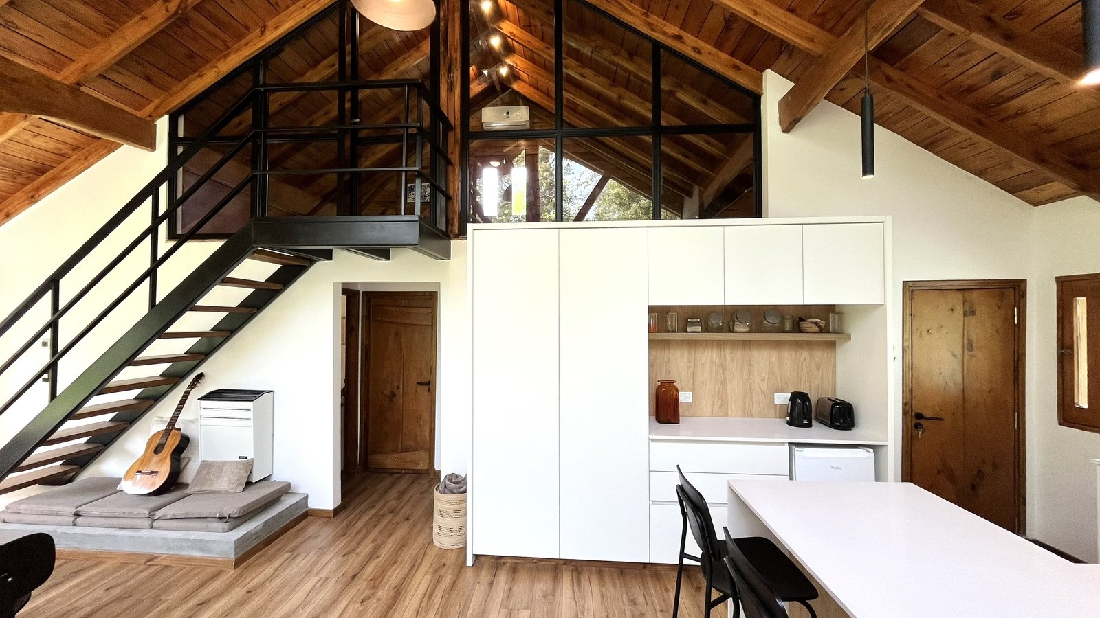 Espacio rústico moderno con techos altos de madera y escalera flotante — proyecto Casa Moctezuma (Mar del Plata) German Salas arquitectura, por German Salas arquitectura - San Isid