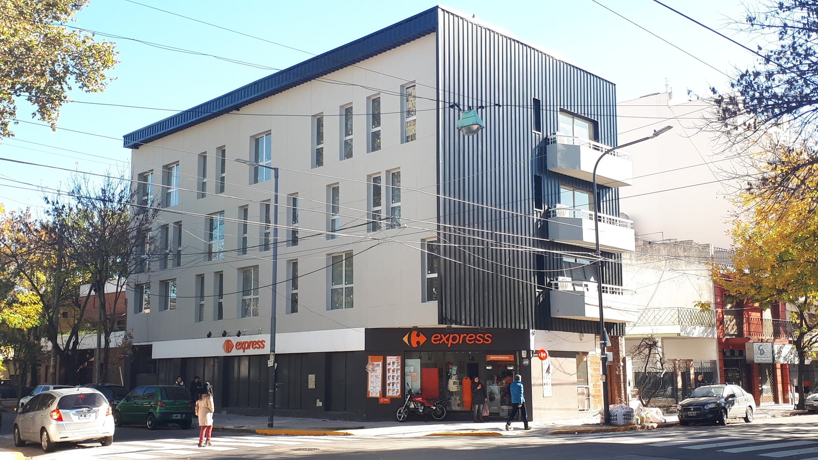 Edifício comercial moderno fachada preta com vidro refletor — projeto Edificio Lisandro de la Torre, por LW Lopez Wolder arquitectos, em Av. Lisandro de la Torre 195