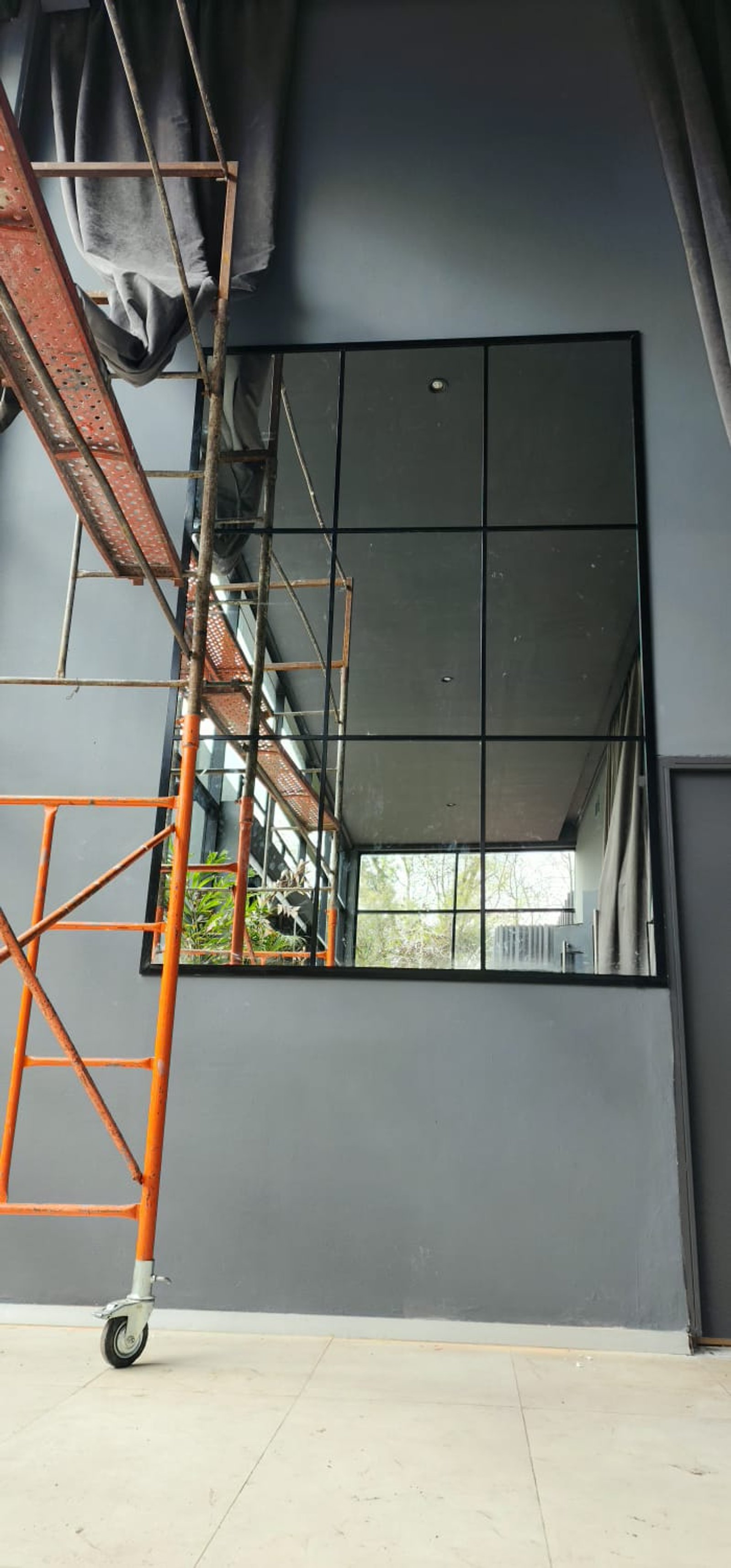 espacio comercial en obra con andamio y espejo de rejilla — proyecto Espejos 6mm 2000 mm x 3000 mm h ESPACIO PILAR, por Cristalcenter, en Pilar
