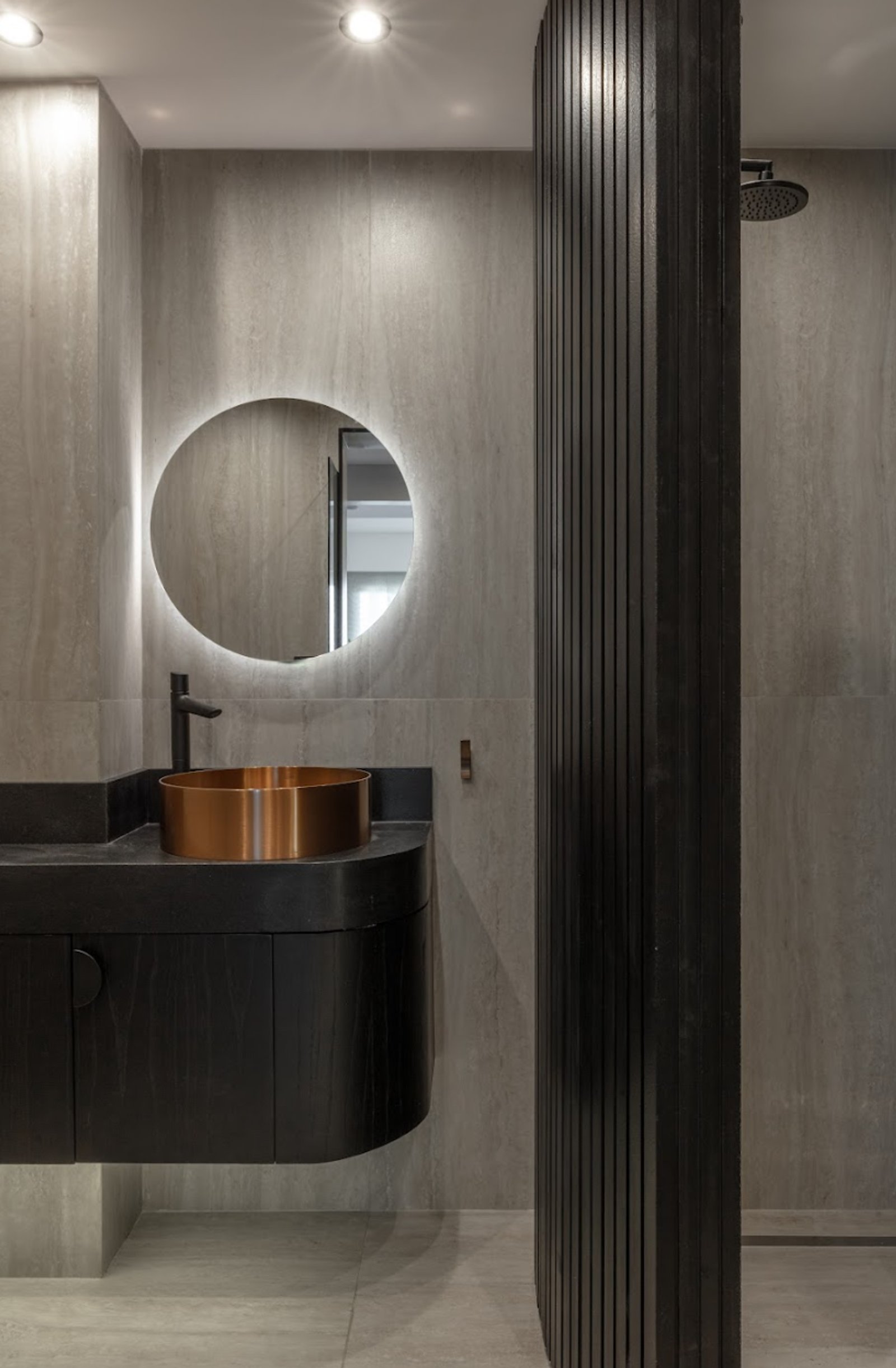 Baño moderno con espejo redondo retroiluminado y bacha de cobre — proyecto Experiencia Living, por LINEA NETA diseño interior , en Cam. de los Remeros 1585