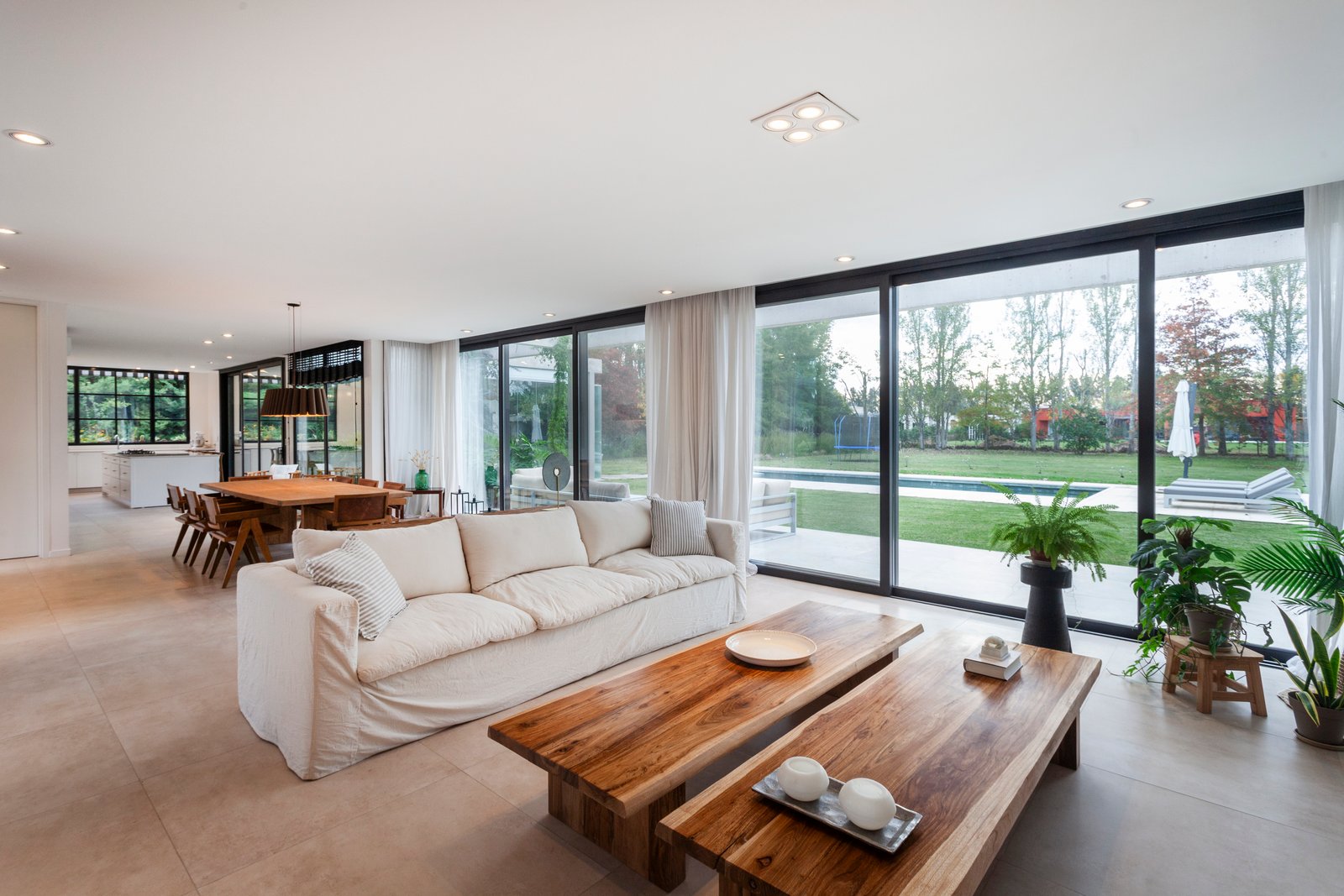 Sala moderna com janelas amplas e madeira natural — projeto CASA HS143, por A'PRIMA - Arquitectura Sustentable, em km 7.5 Ruta 25